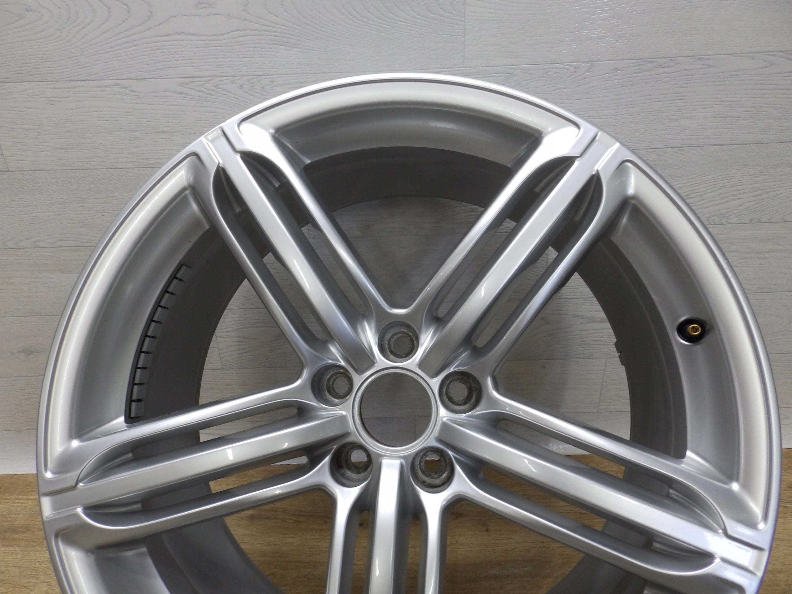 1x Alu Felge Audi Q5 Aluminum rim 20 Zoll 8.5J 5x112 33ET 8R0601025BG