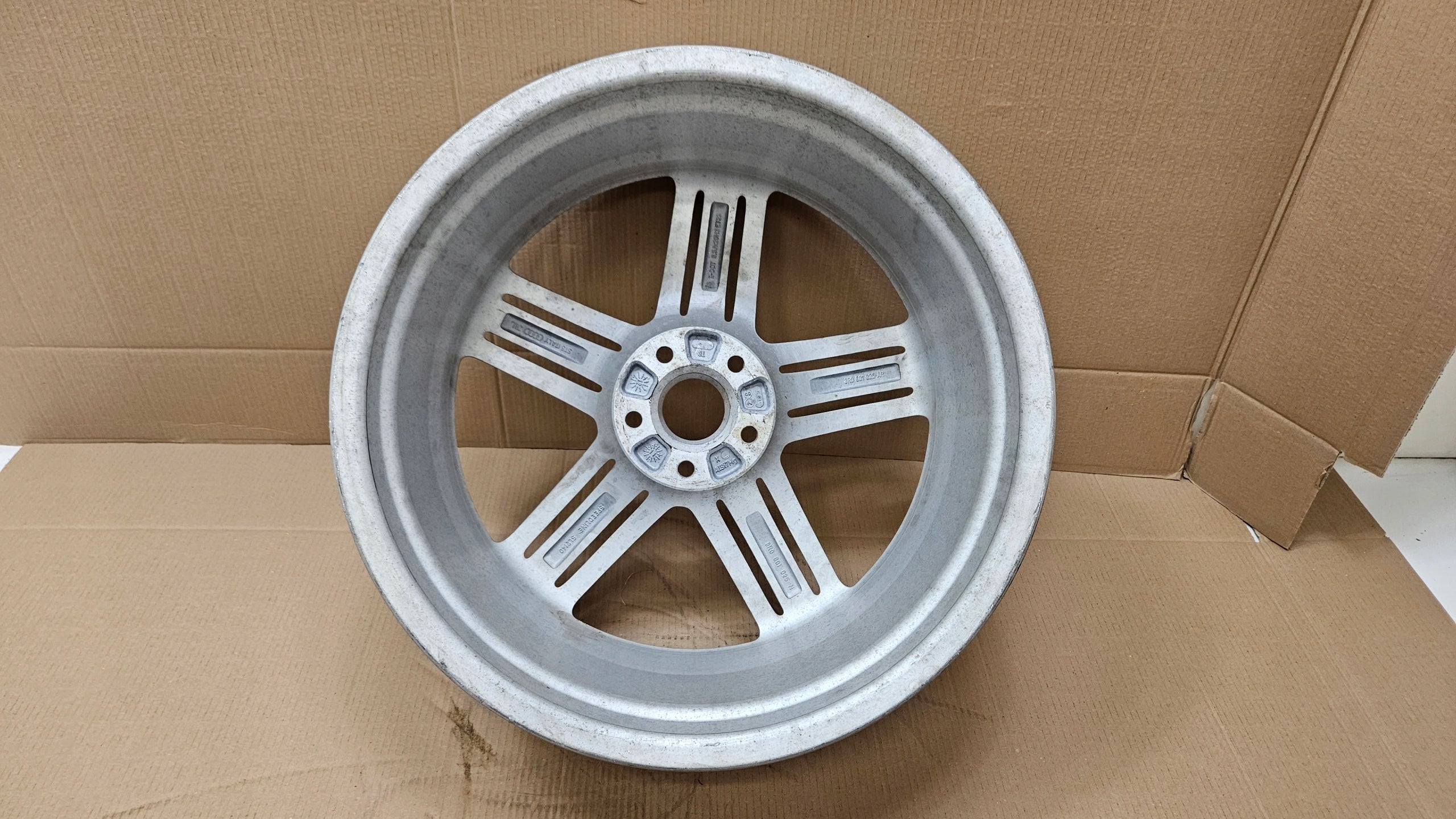 1x Alu Felge Audi Q5 Aluminum rim 20 Zoll 8.5J 5x112 8R0601025N