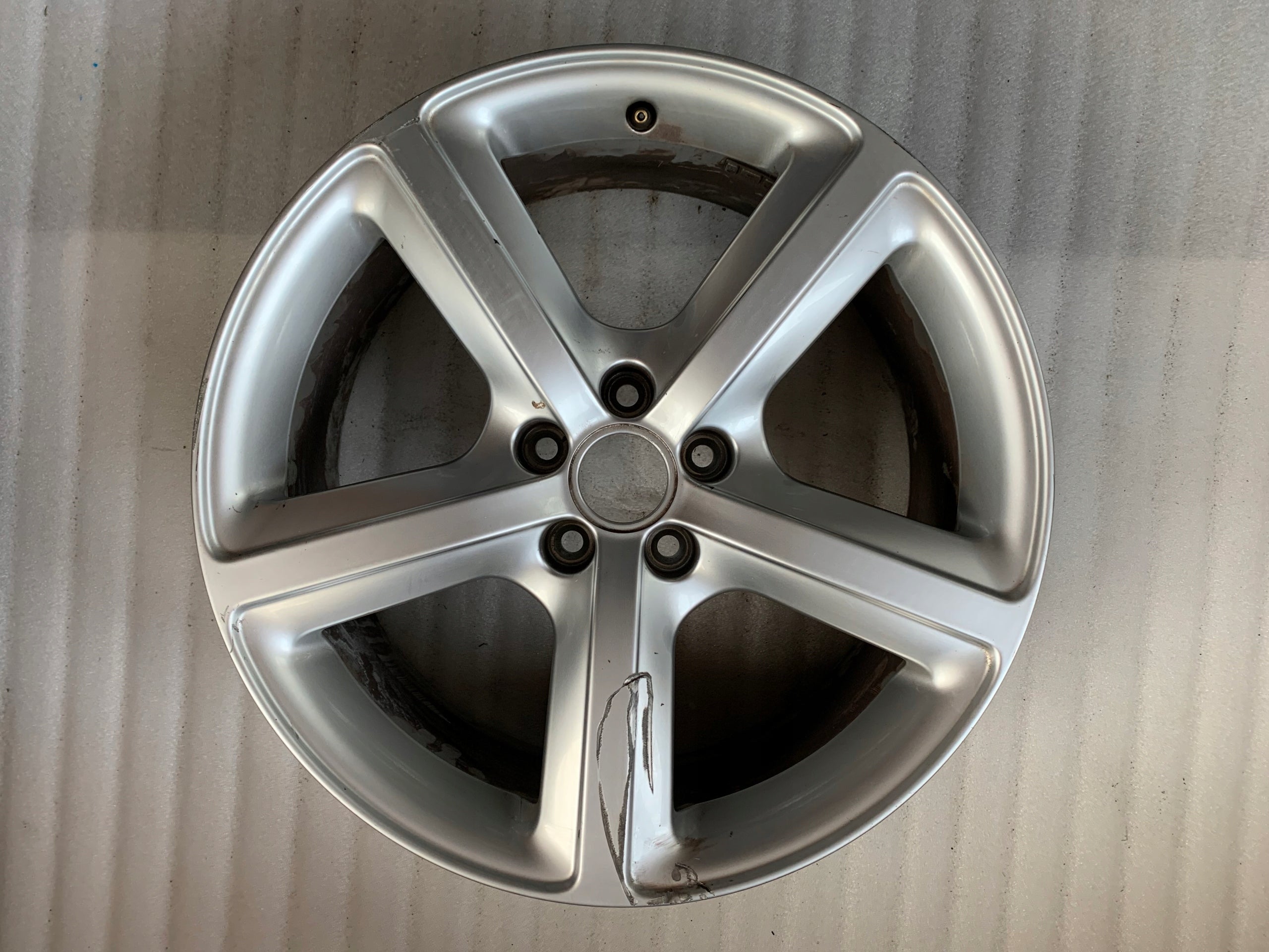 1x Alu Felge Audi Q5 Aluminum rim 19 Zoll 8.0J 5x112 39ET 8R0601025L