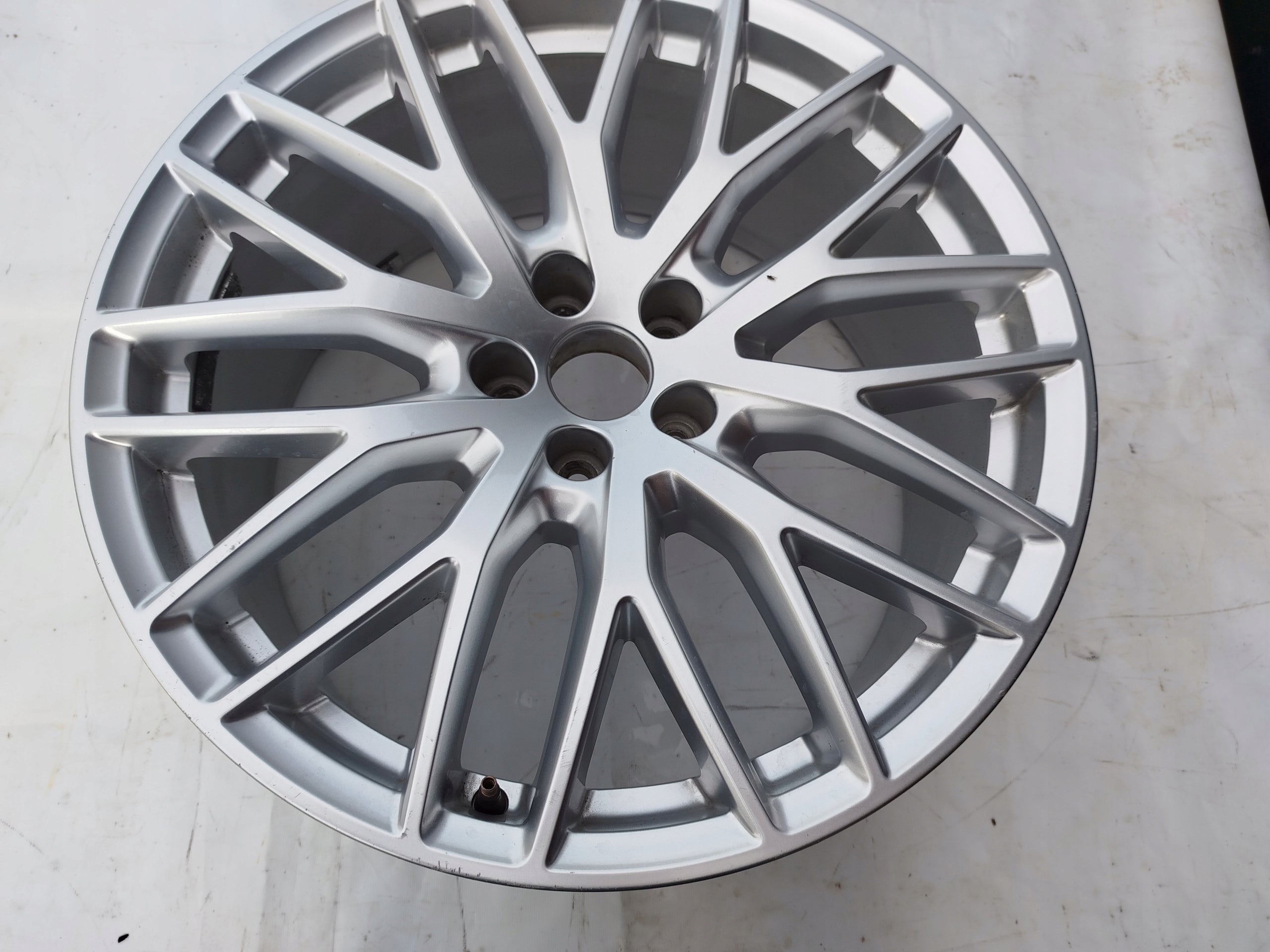 1x Alu Felge Audi Q7 SQ7 Aluminum rim 20 Zoll 9.0J 5x112 33ET 4M0601025Q