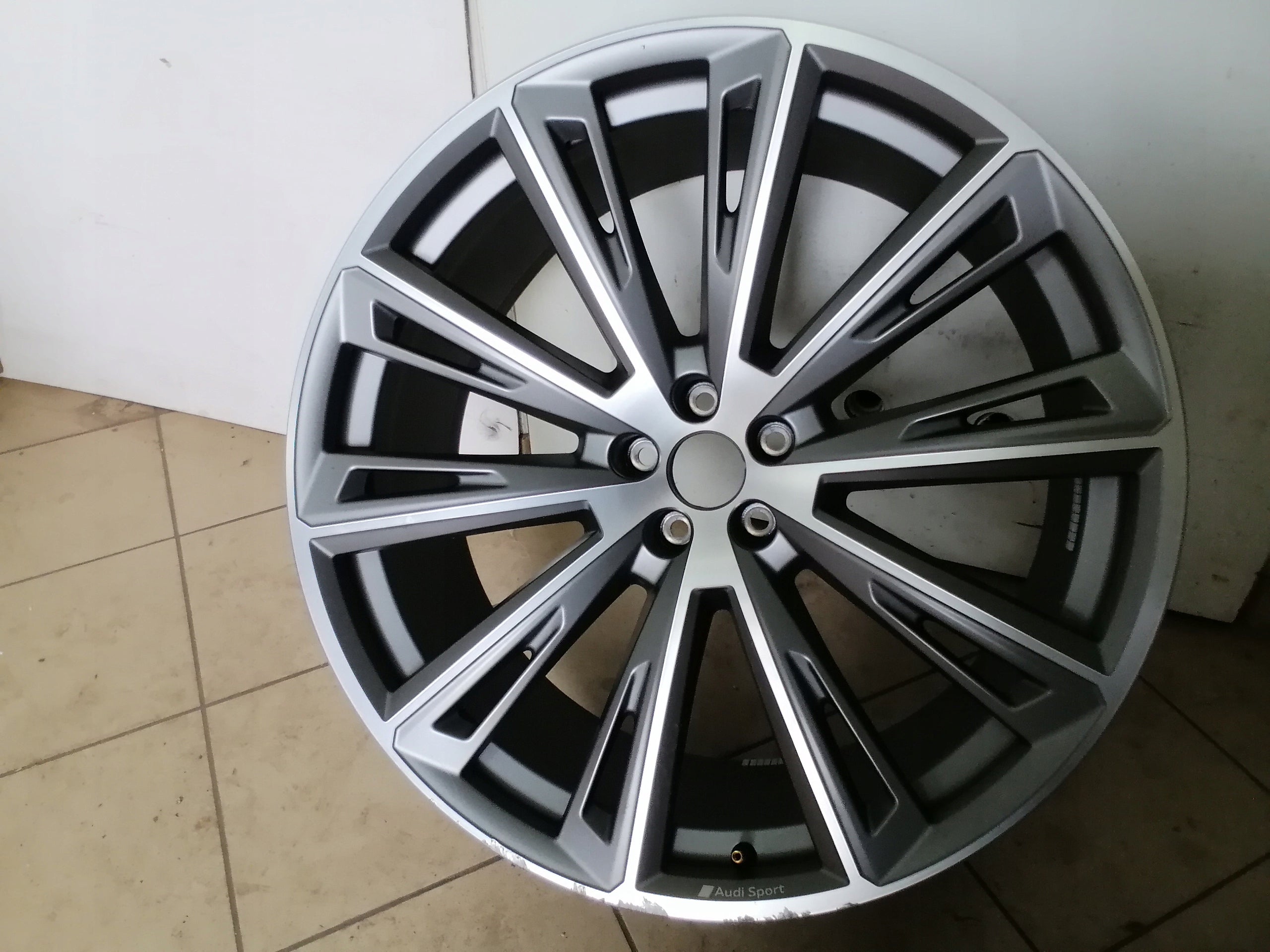 1x Alu Felge Audi SQ8 Q8 Aluminum rim 23 Zoll 10.0J 5x112 15ET 4M8601025R