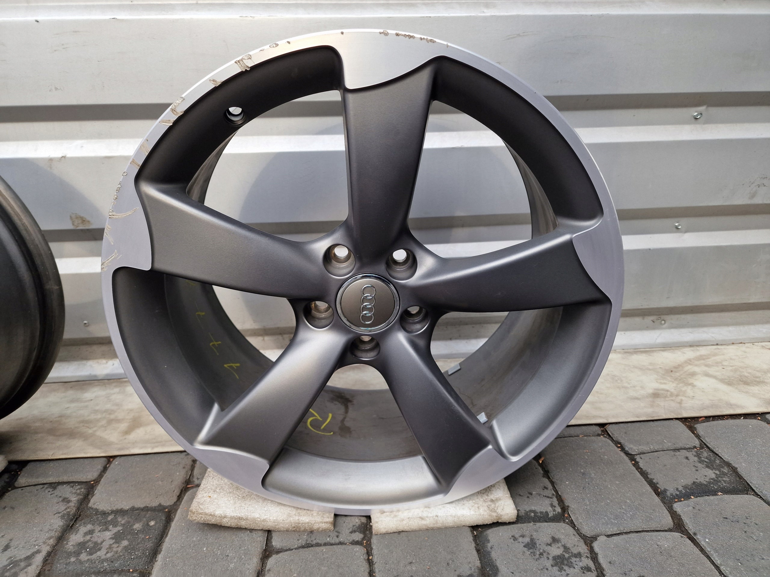 1x Alu Felge Audi R8 Aluminum rim 19 Zoll 8.5J 5x112 42ET