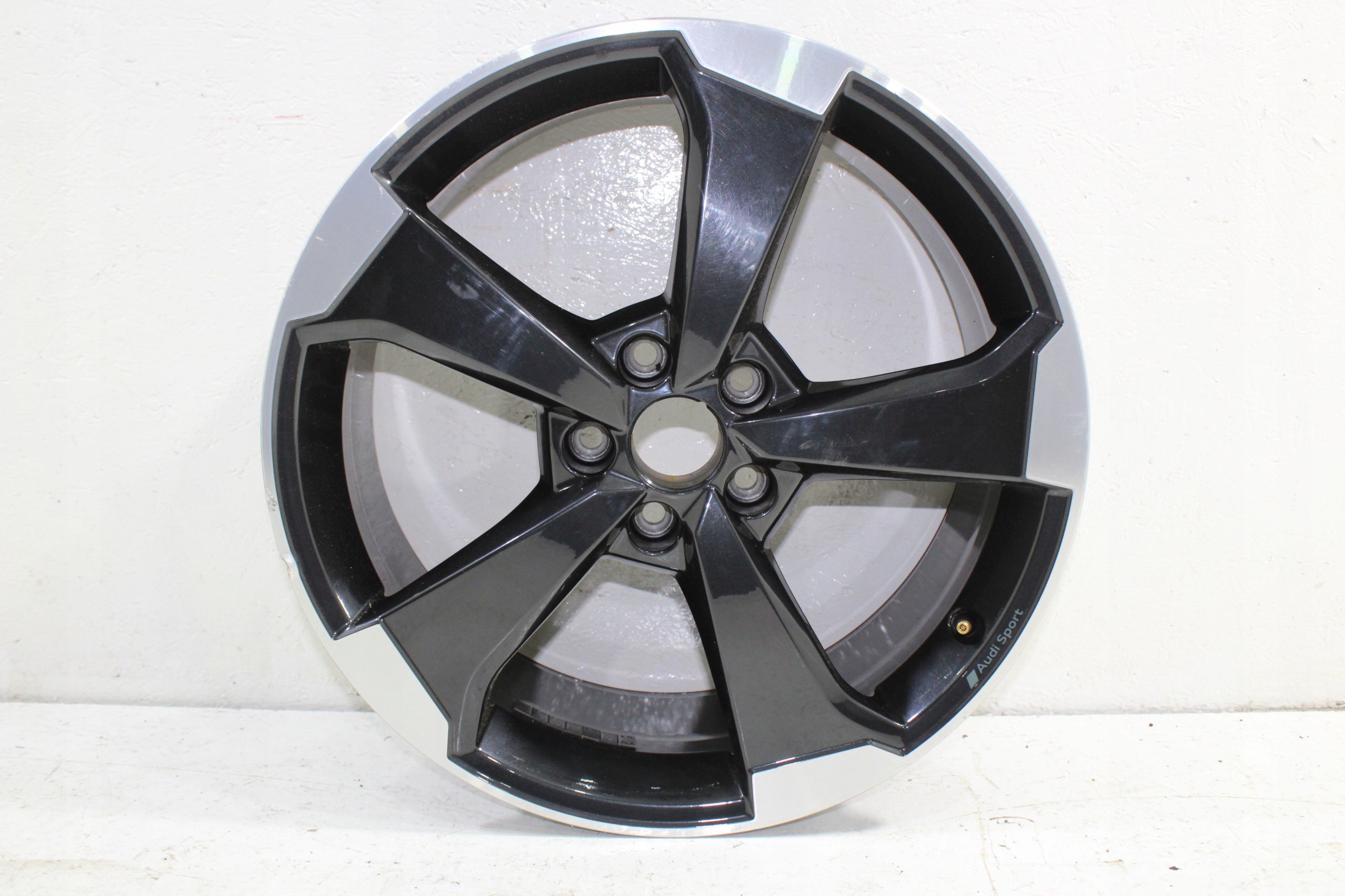 1x Alu Felge Audi A5 Aluminum rim 19 Zoll 8.0J 5x112 49ET 8V0601025FA