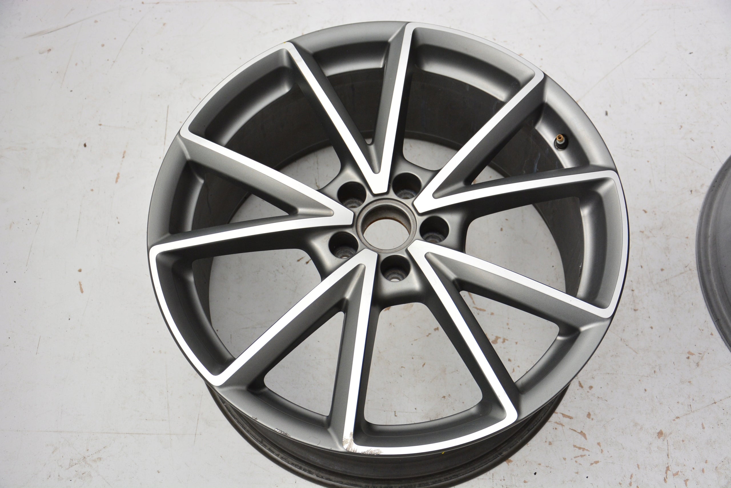  1x Alu Felge Audi A6 Aluminum rim 20 Zoll 9.0J 5x112 52ET 8S0601025BB product image