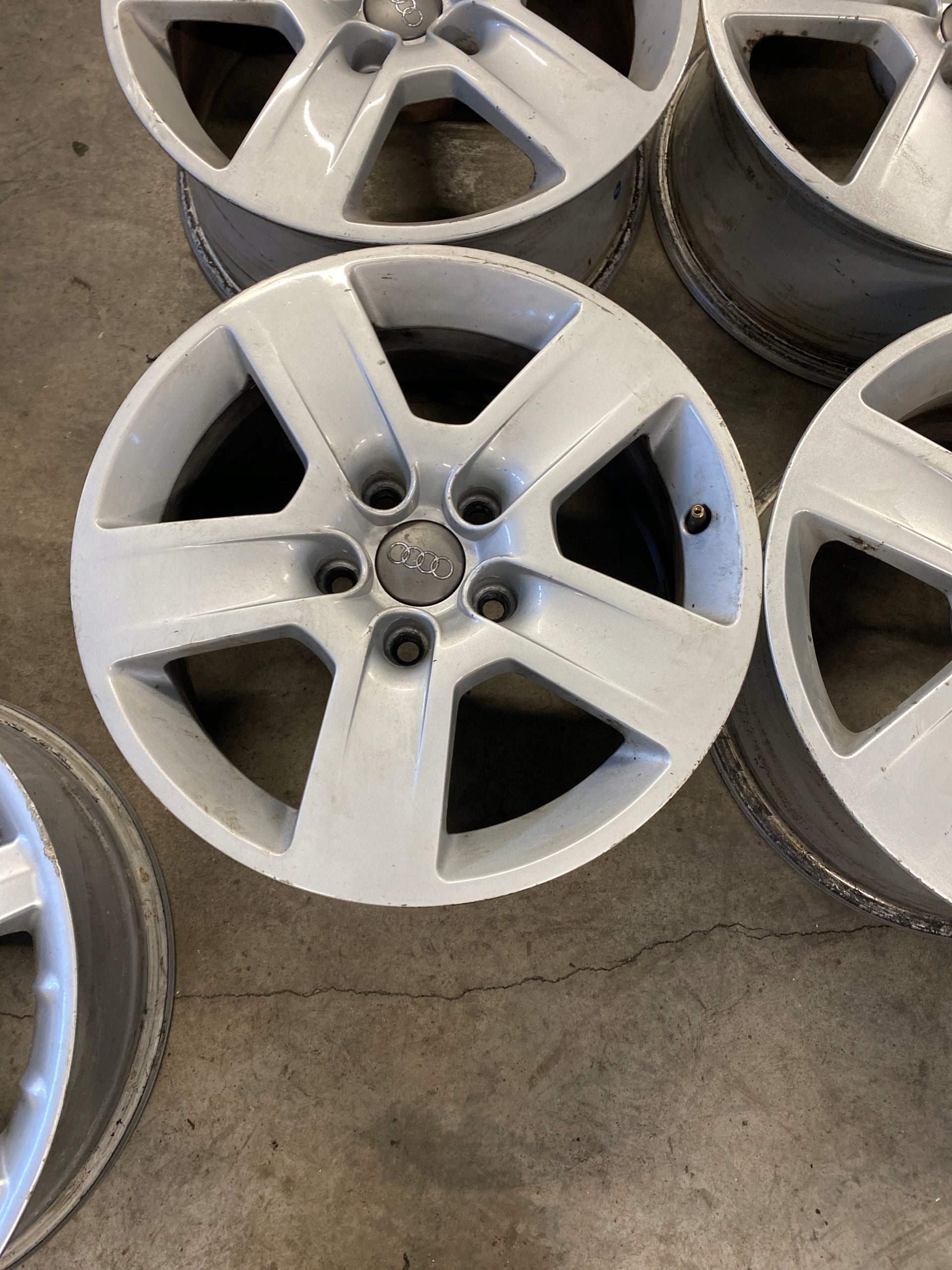 Alu Felge Audi e-tron Aluminum rim 16 Zoll 7.0J 5x112 42ET