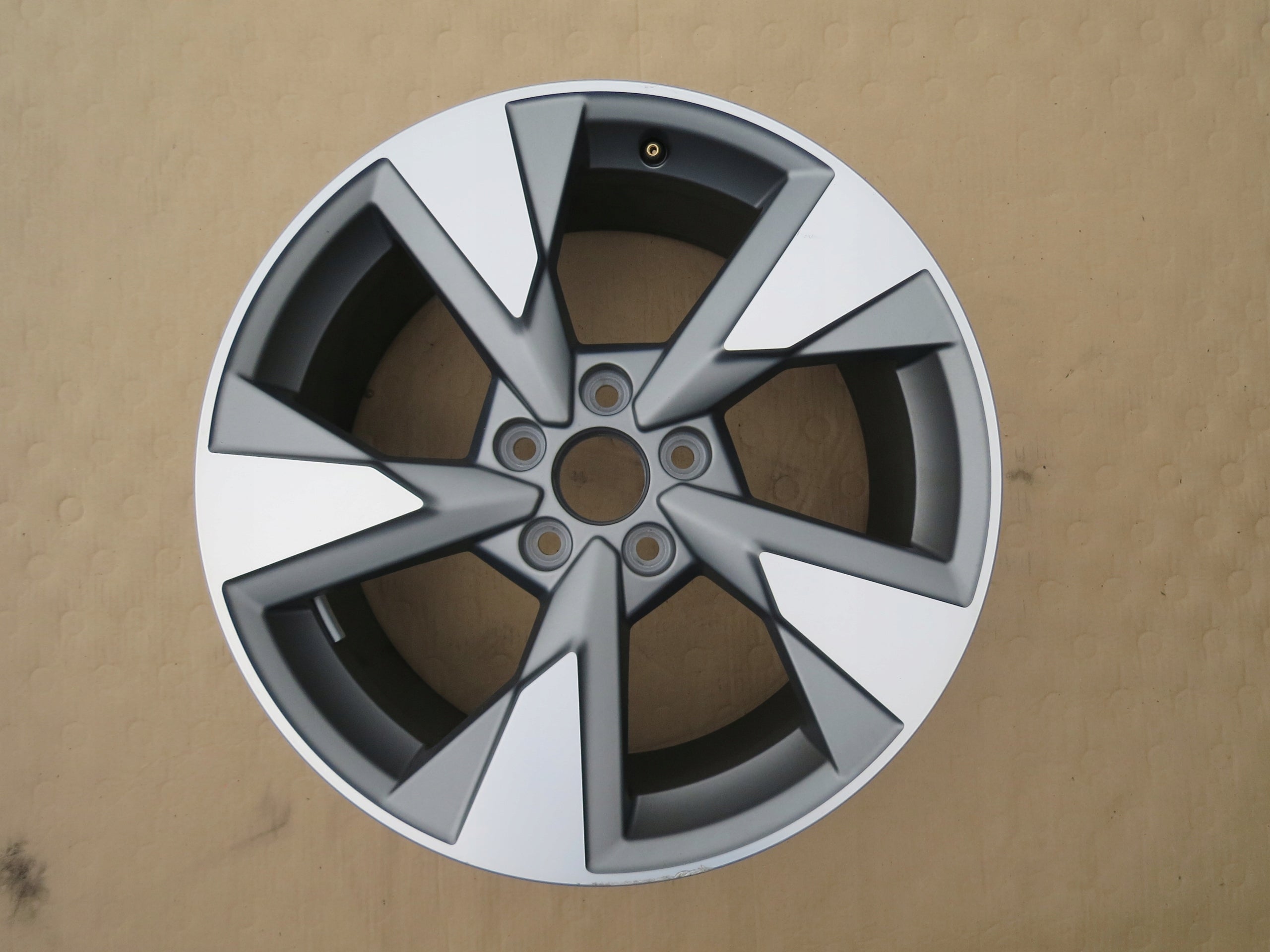 1x Alu Felge Audi Q3 Aluminum rim 18 Zoll 8.0J 5x112 46ET