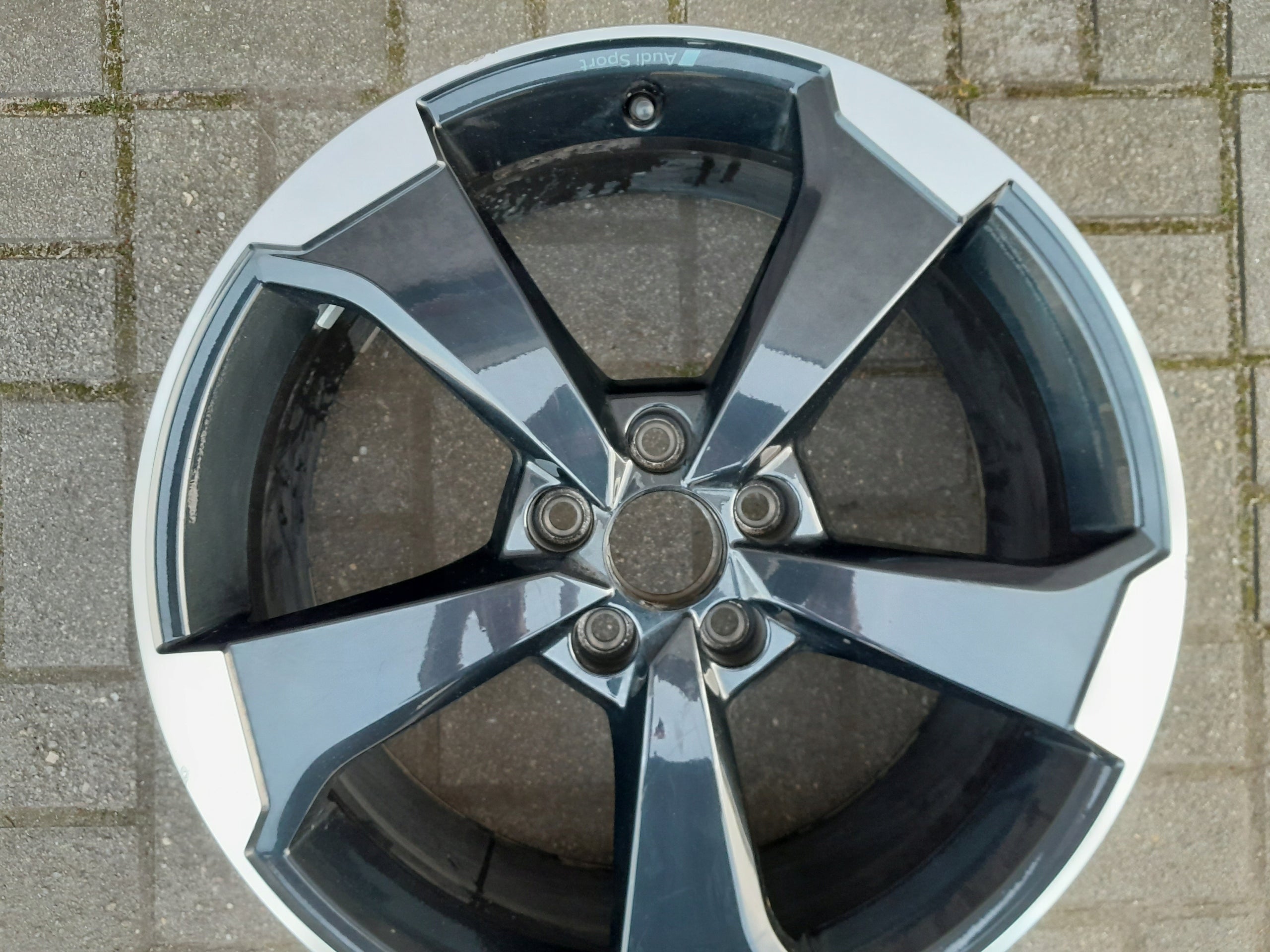 1x Alu Felge Audi e-tron Aluminum rim 19 Zoll 8.0J 5x112 49ET