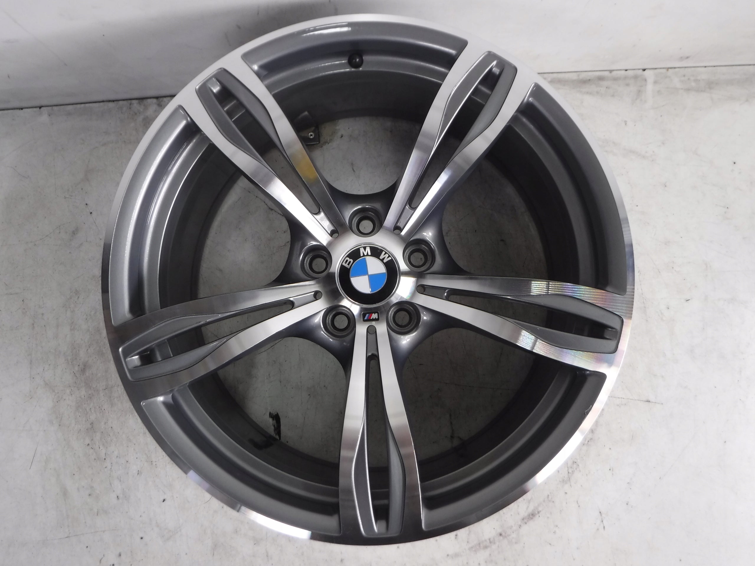 1x Alu Felge BMW F11 M5 F10 F11 M6 M3 F10 X1 20 Zoll 9.5J 5x120 31ET 2283402