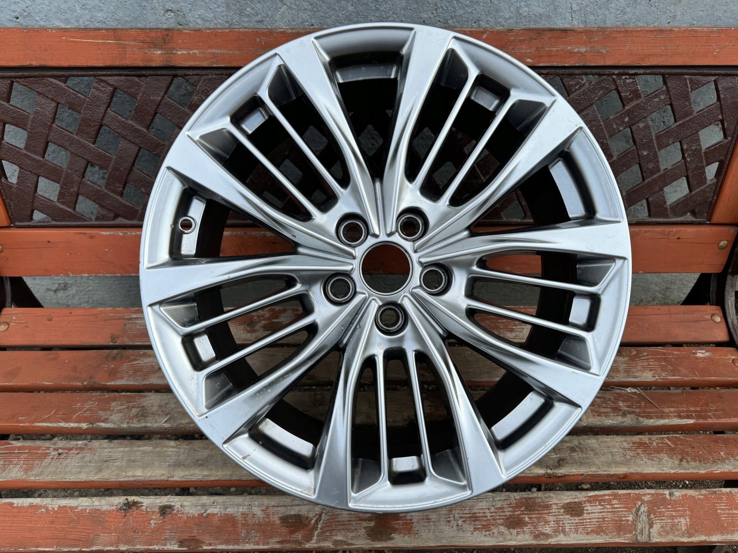 1x Alu Felge Ford Kuga Aluminum rim 18 Zoll 7.5J 5x108 50ET LV4J1007A1A