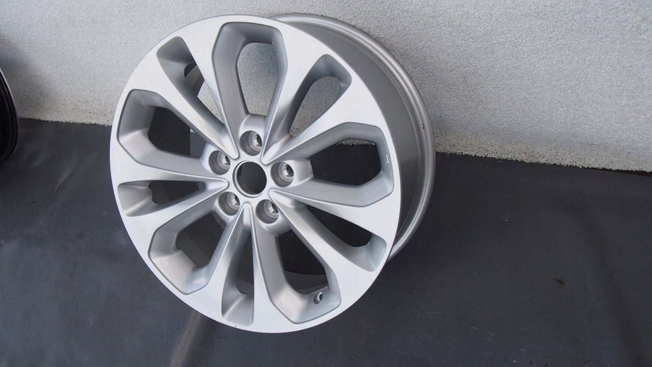 1x Alu Felge Kia Sorento Aluminum rim 18 Zoll 7.5J 5x114.3 50,5ET 529102P280