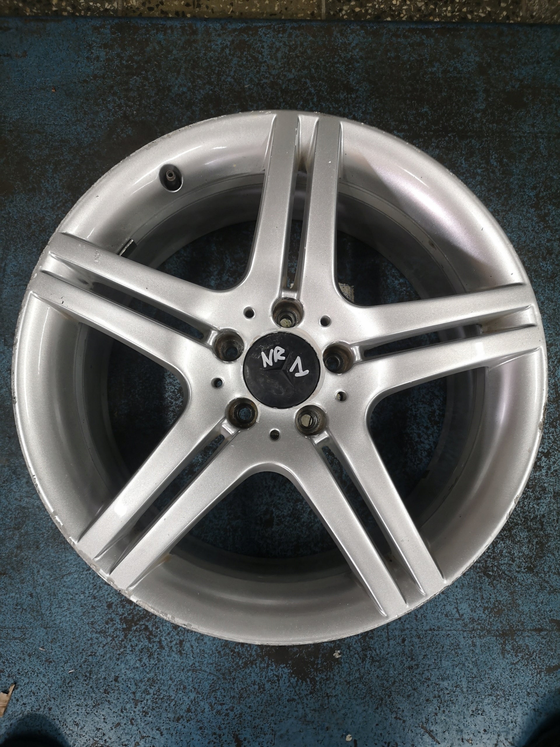 1x Alu Felge Mercedes-Benz W203 Aluminum rim 18 Zoll 8.5J 5x112 30ET A2034015602