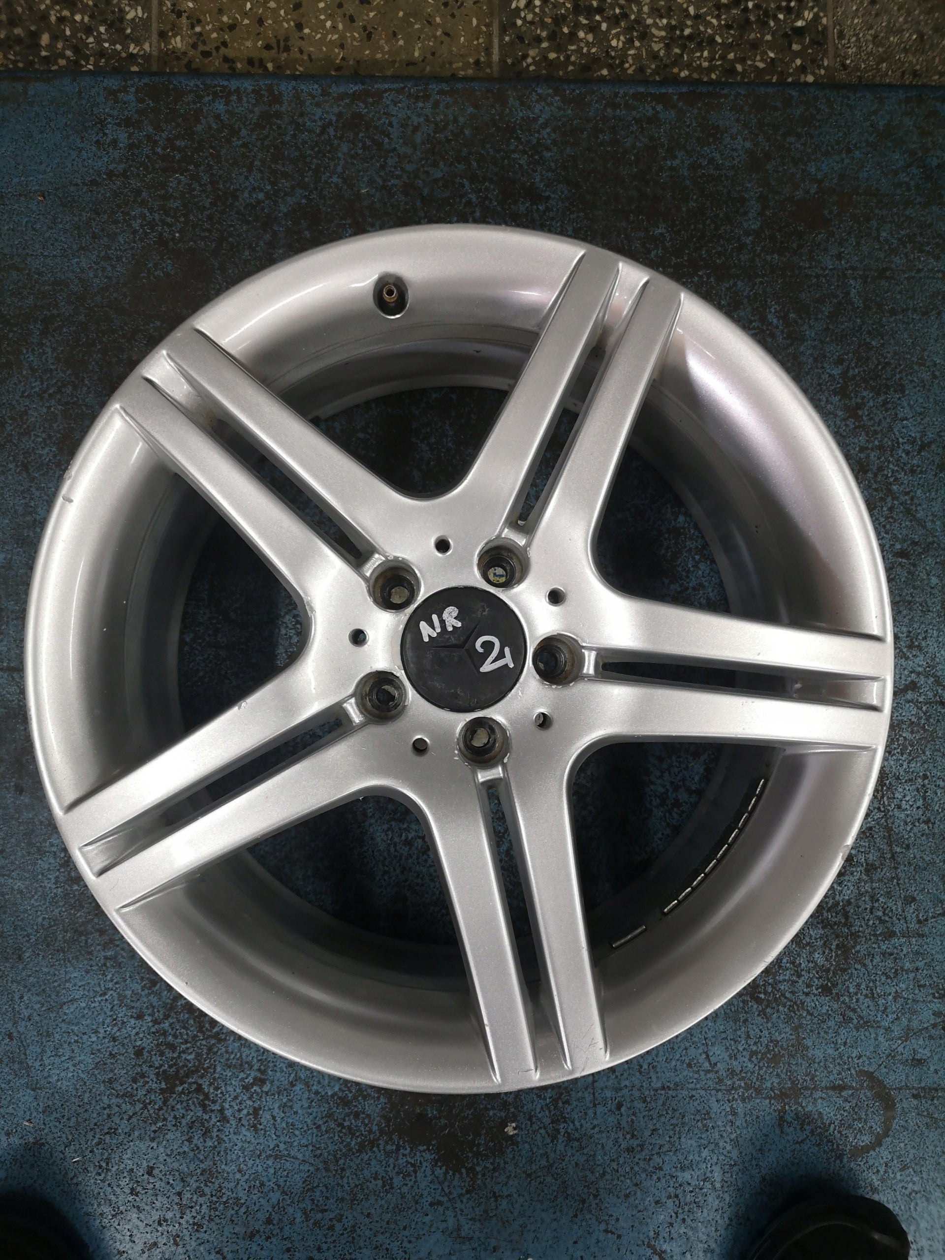 1x Alu Felge Mercedes-Benz W203 Aluminum rim 18 Zoll 8.5J 5x112 30ET A2034015602