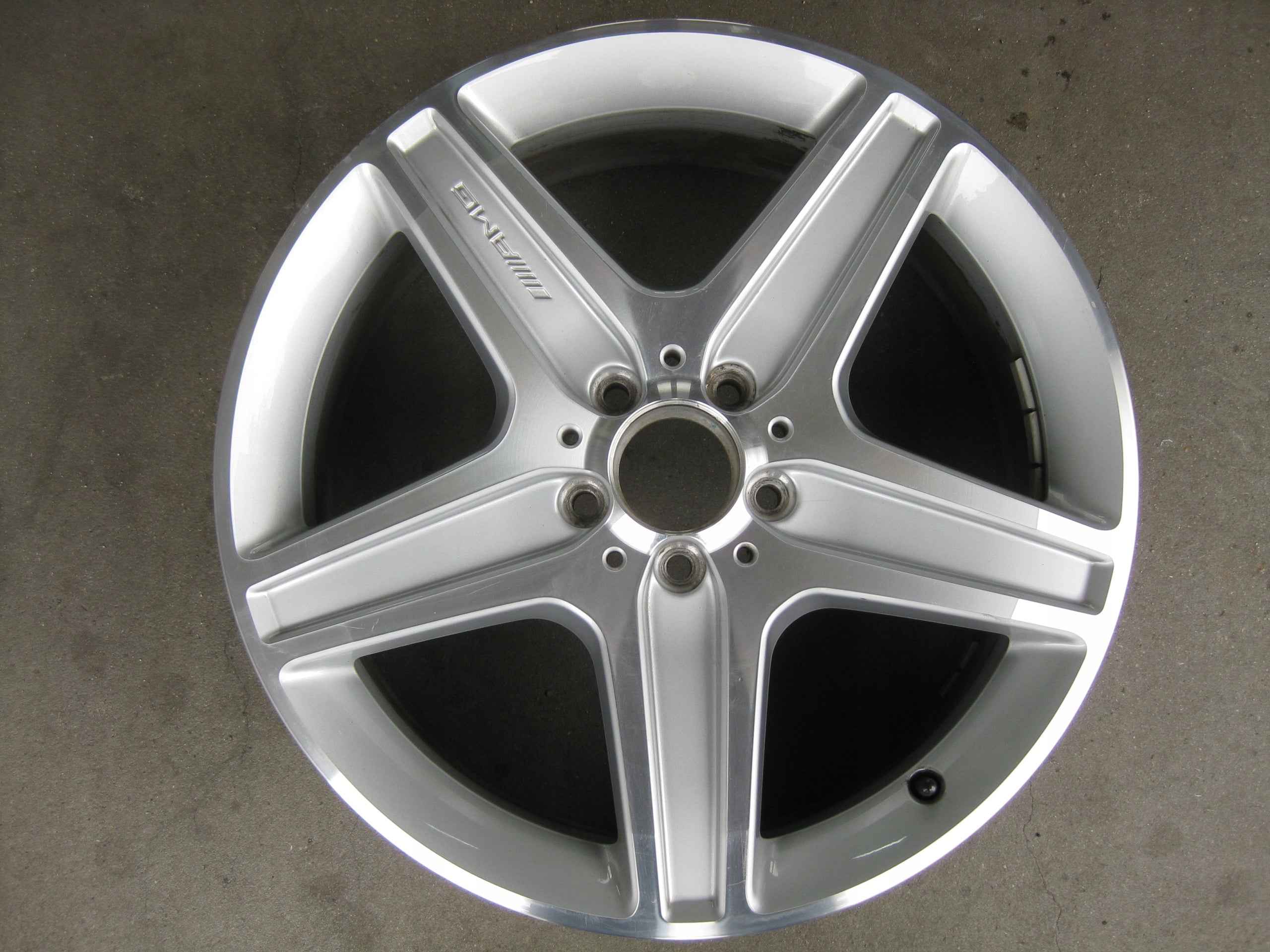 1x Alu Felge Mercedes-Benz R231 Aluminum rim 19 Zoll 7.5J 5x112 47ET