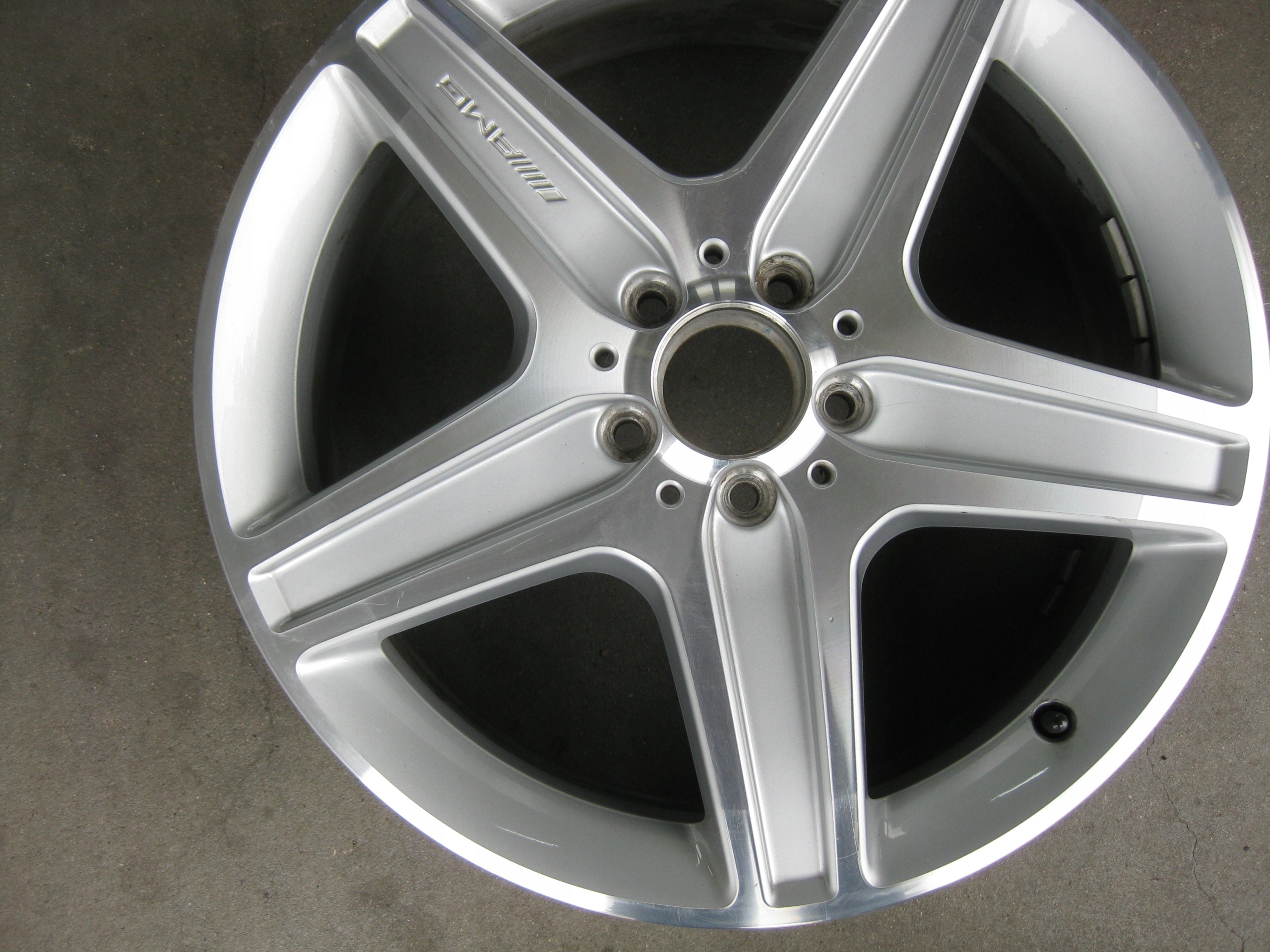 1x Alu Felge Mercedes-Benz R231 Aluminum rim 19 Zoll 7.5J 5x112 47ET