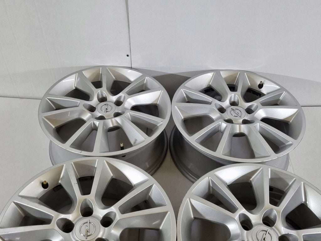 Alu Felge Opel Astra Zafira Aluminum rim 17 Zoll 7.0J 5x110 35ET 13120652