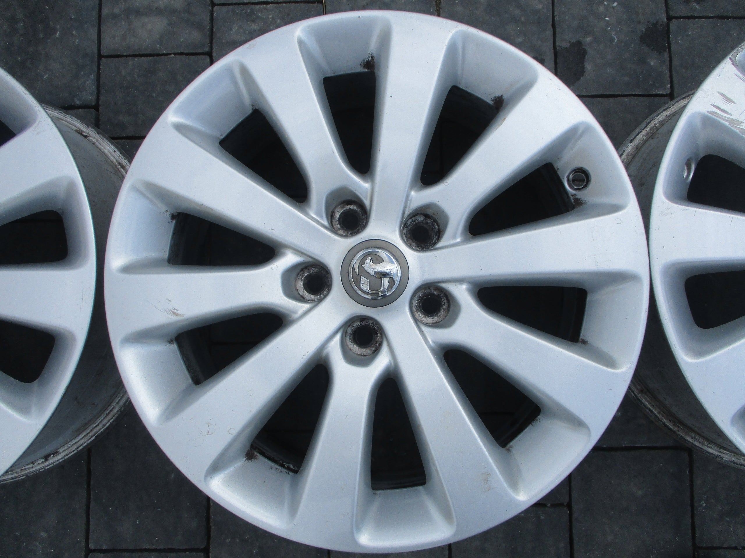 Alu Felge Opel Insignia Aluminum rim 18 Zoll 8.0J 5x120 42ET 13313796