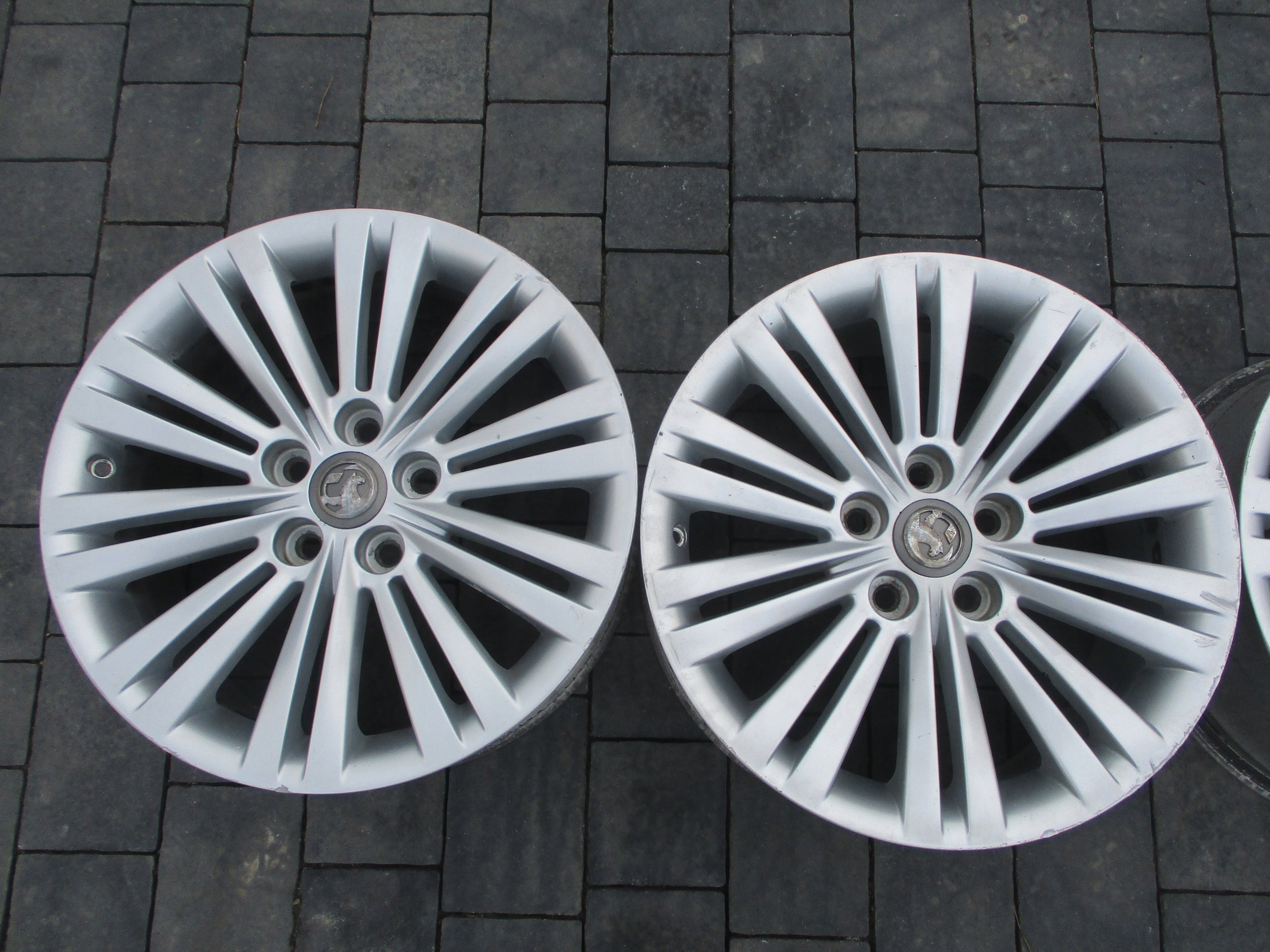 Alu Felge Opel Insignia Aluminum rim 18 Zoll 8.0J 5x120 42ET 13313796