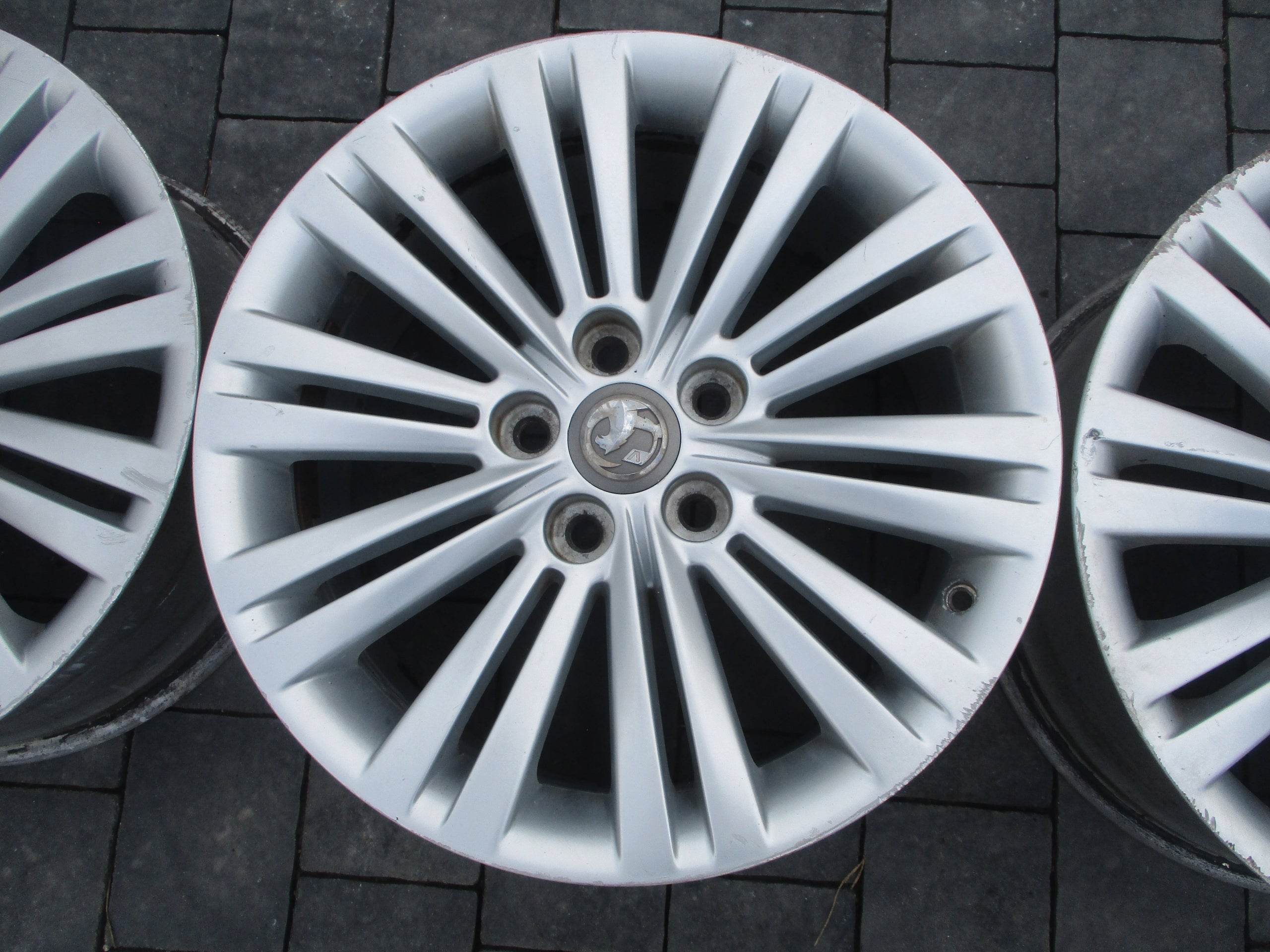 Alu Felge Opel Insignia Aluminum rim 18 Zoll 8.0J 5x120 42ET 13313796