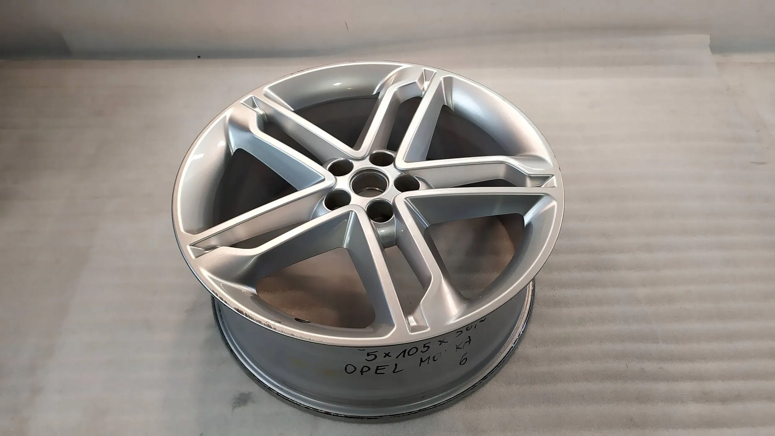 1x Alu Felge Opel Mokka Aluminum rim 19 Zoll 7.5J 5x105 38ET 95016099