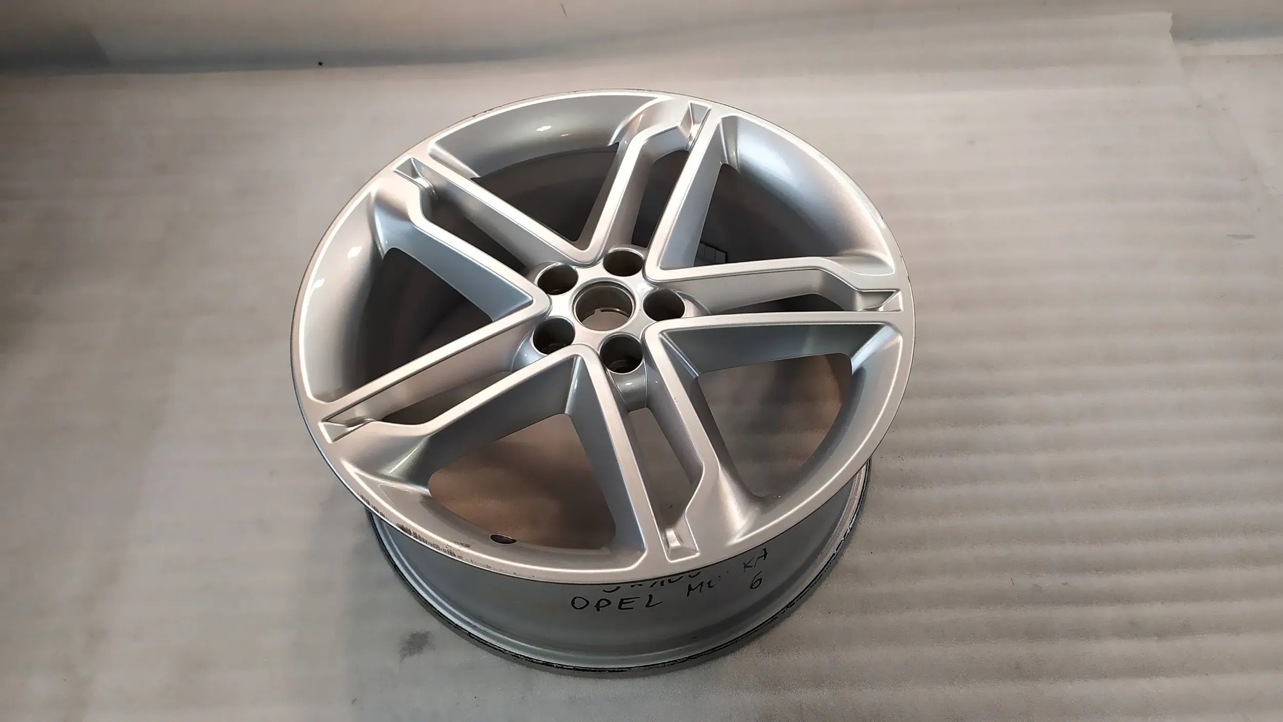 1x Alu Felge Opel Mokka Aluminum rim 19 Zoll 7.5J 5x105 38ET 95016099