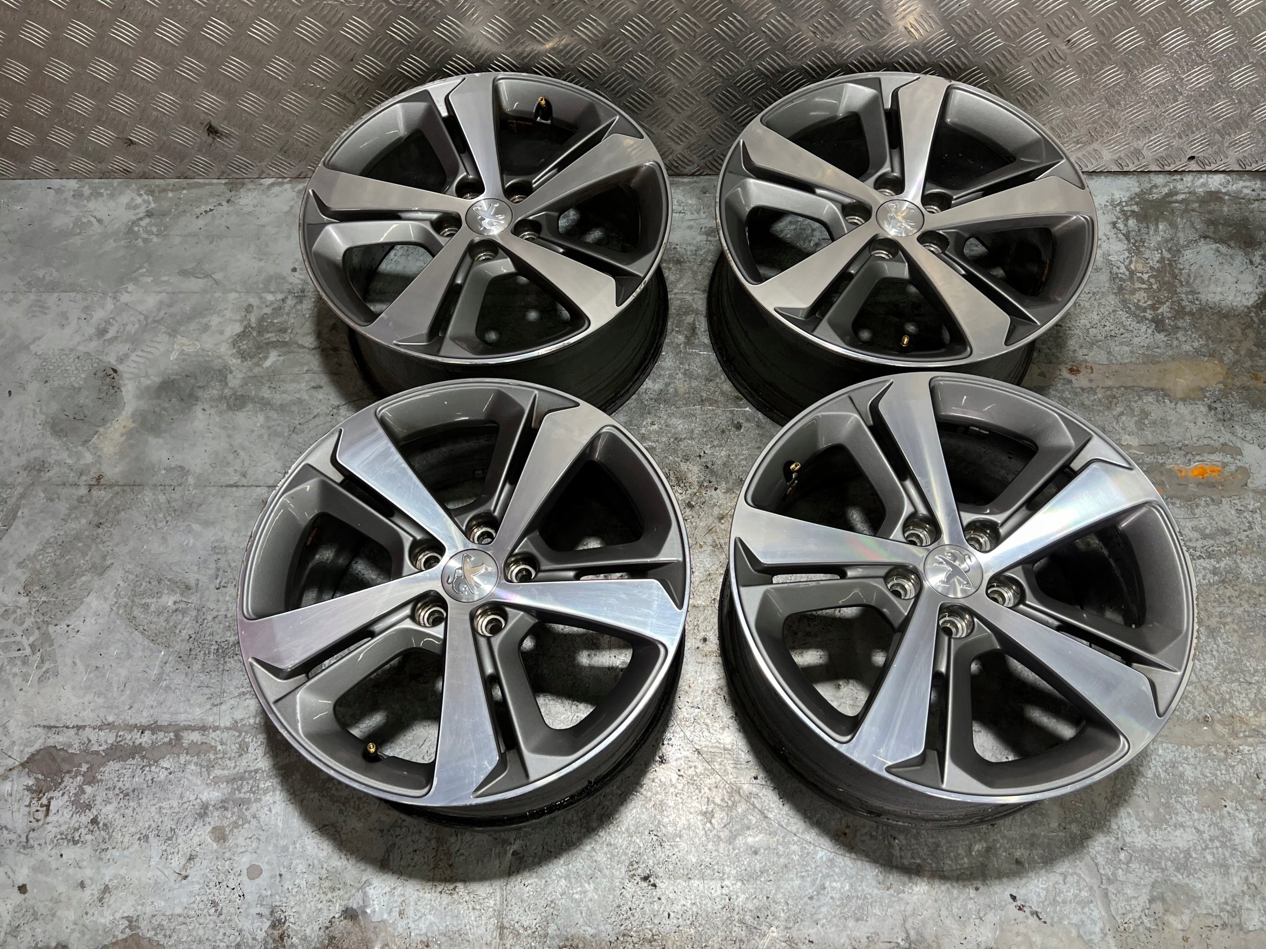 Alu Felge Peugeot 3008 108 5008 308 17 Zoll 7.5J 5x108 44ET 9677989777