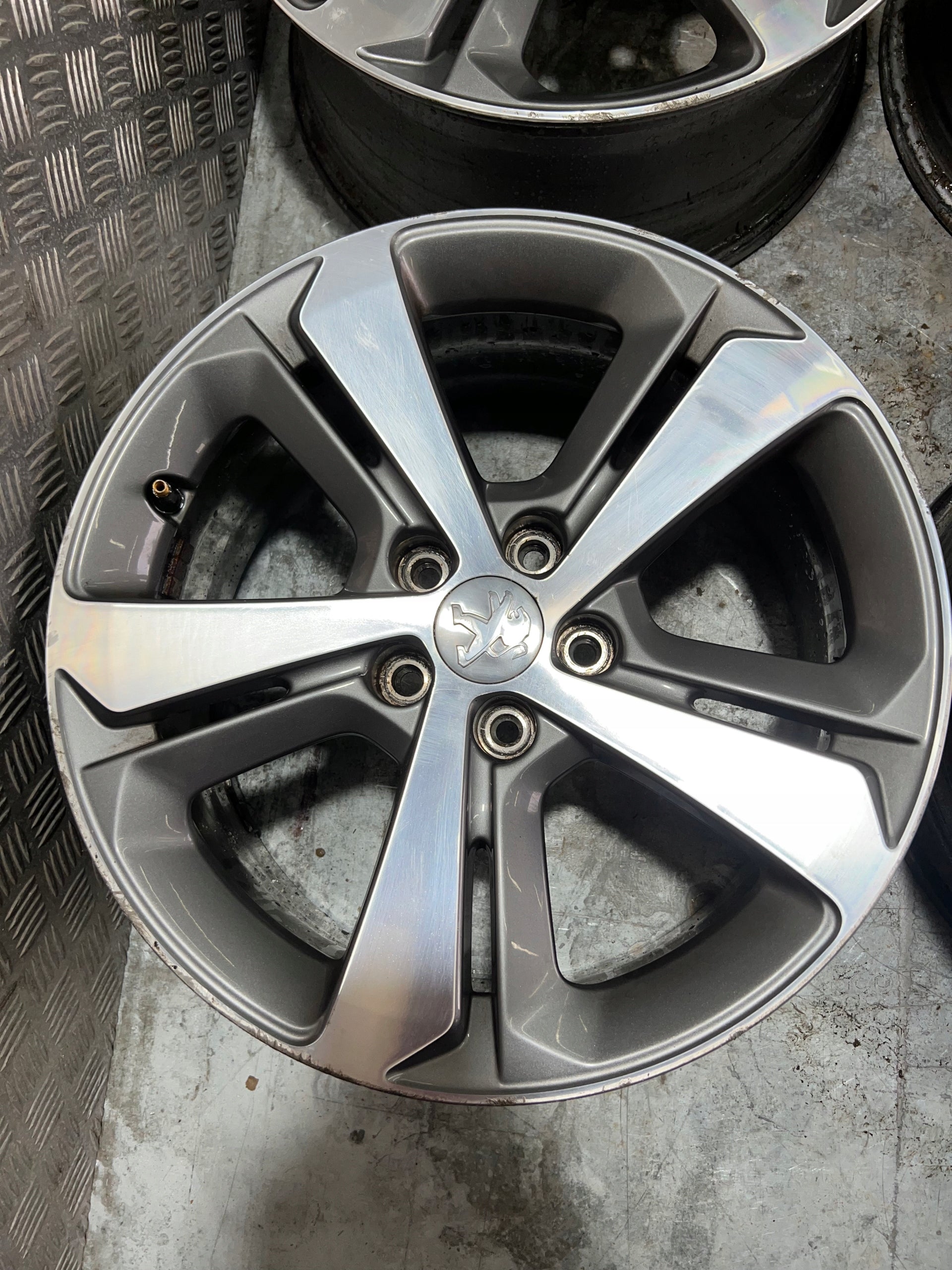 Alu Felge Peugeot 3008 108 5008 308 17 Zoll 7.5J 5x108 44ET 9677989777