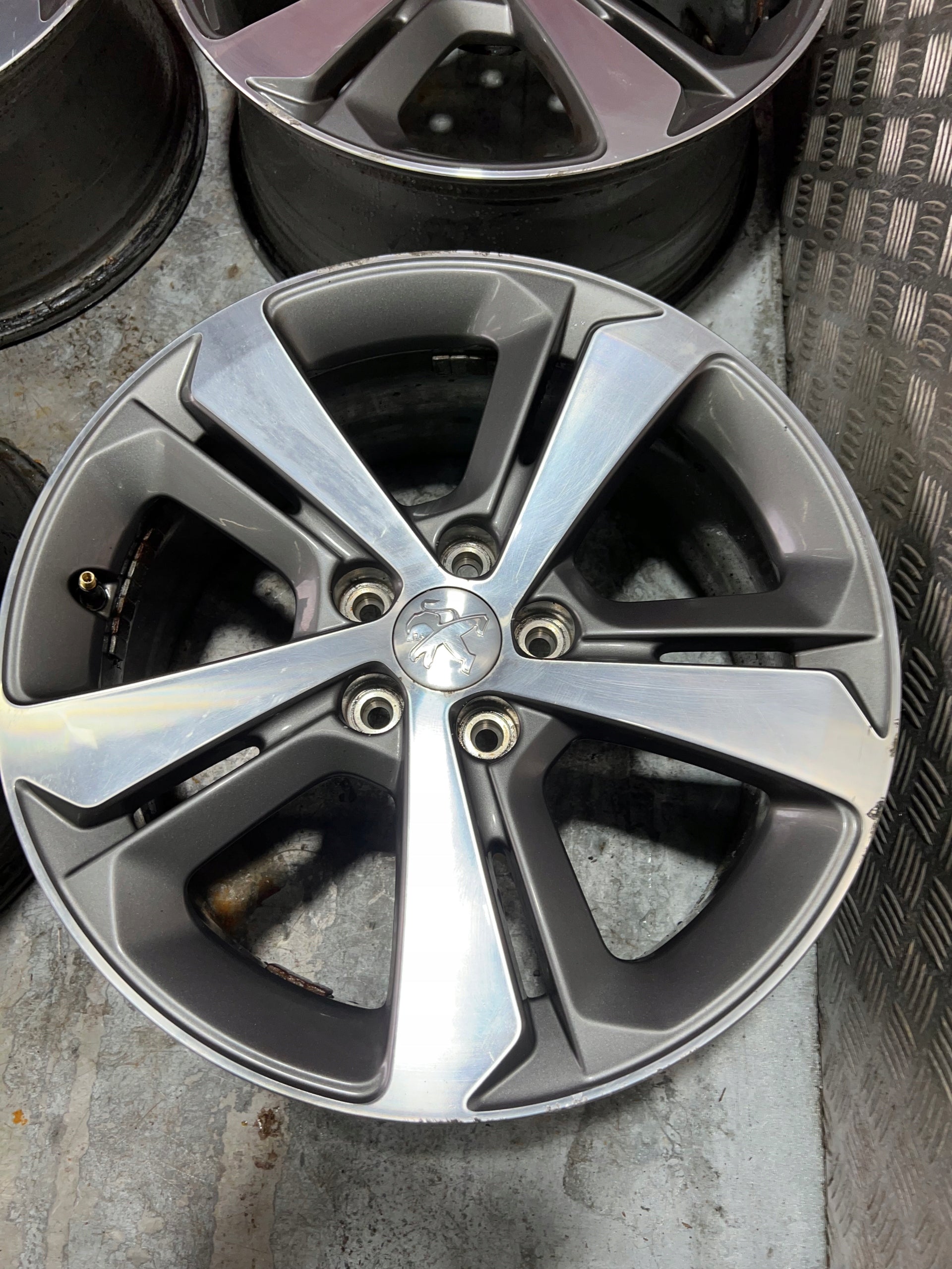 Alu Felge Peugeot 3008 108 5008 308 17 Zoll 7.5J 5x108 44ET 9677989777