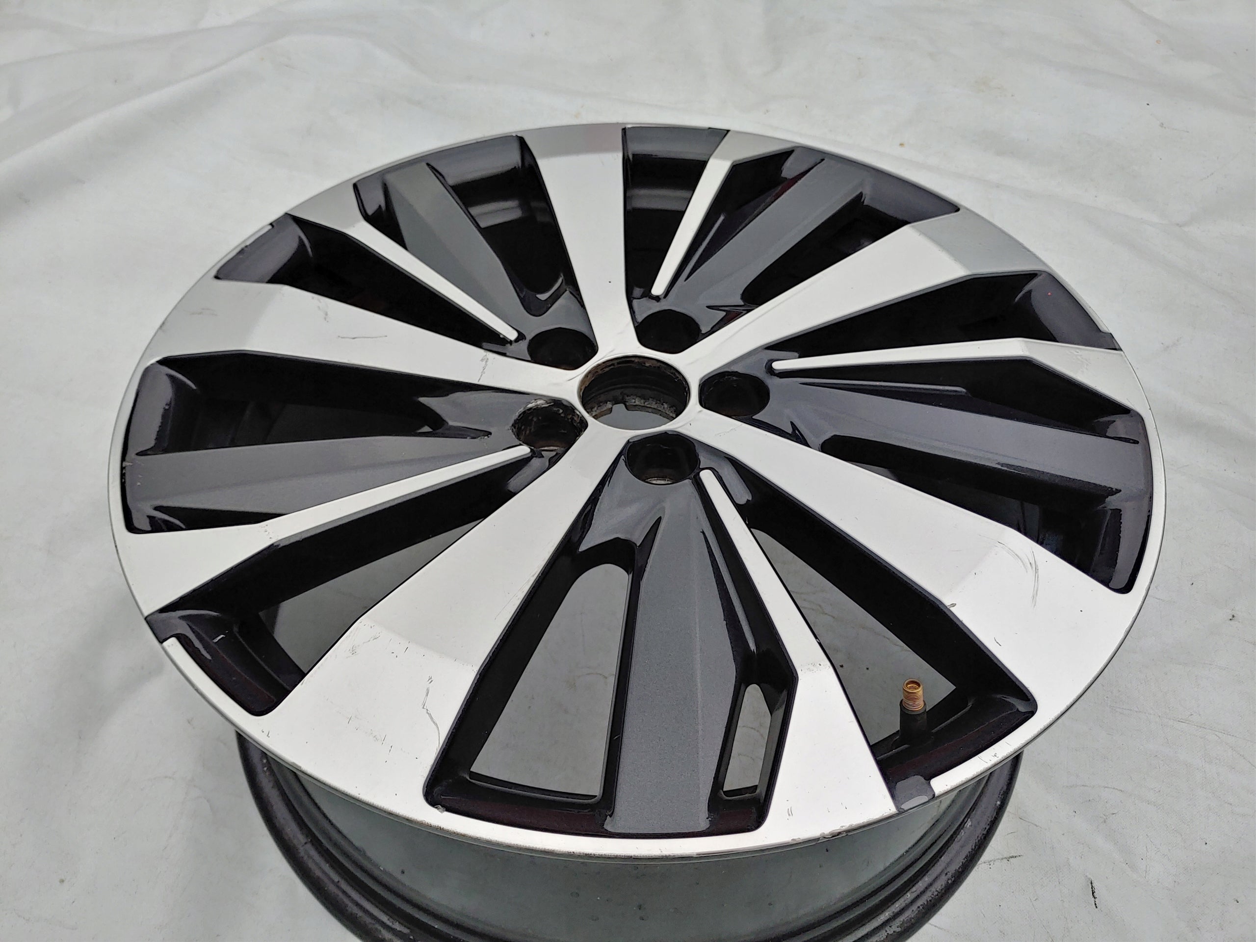 1x Alu Felge Peugeot 108 5008 Aluminum rim 19 Zoll 7.5J 5x108 42ET 9809685977