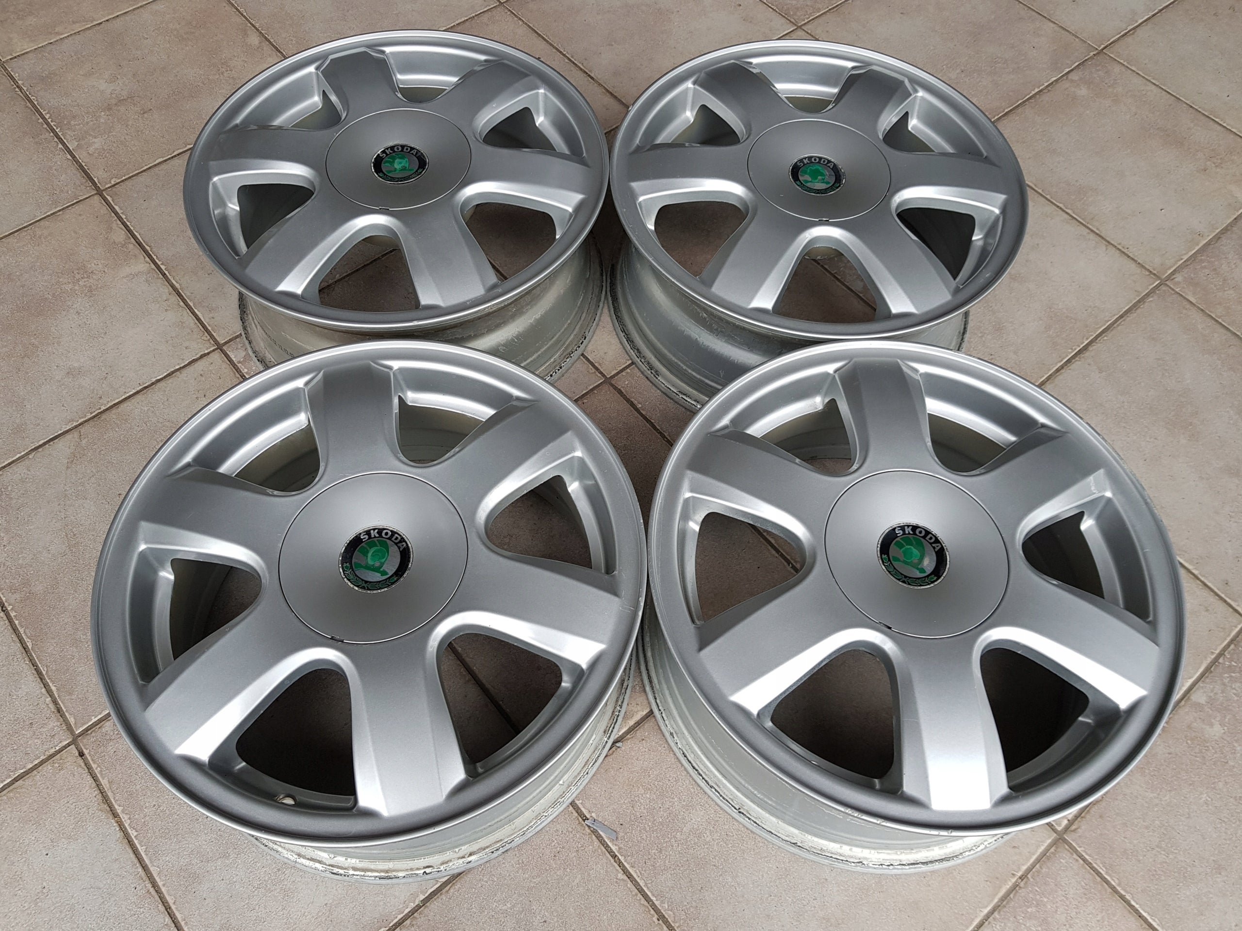 Alu Felge Skoda Octavia Fabia Aluminum rim 15 Zoll 6.0J 5x100 43ET 6Y0601025A