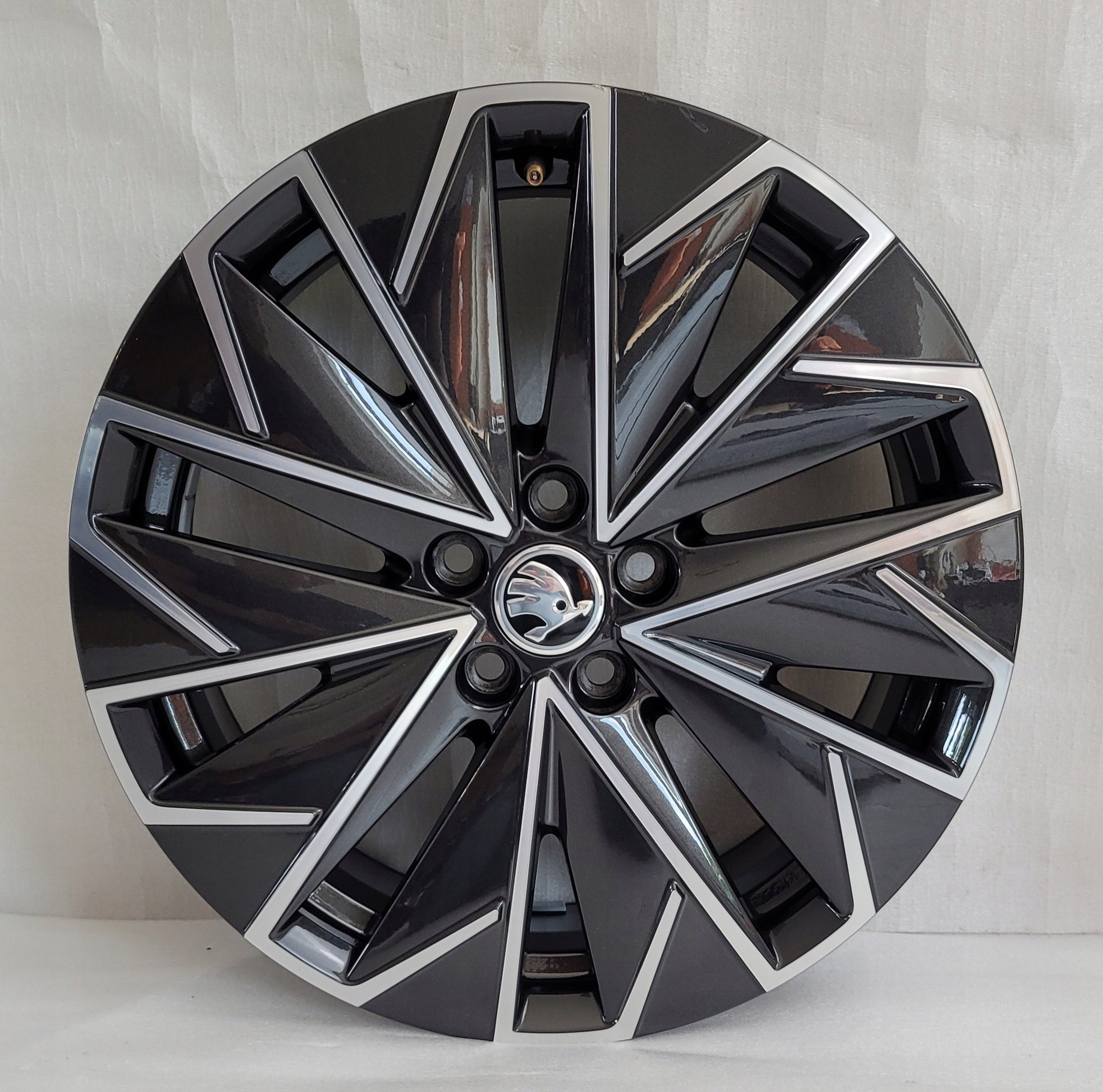 1x Alu Felge Skoda Scala Kamiq Aluminum rim 17 Zoll 6.5J 5x100 40ET