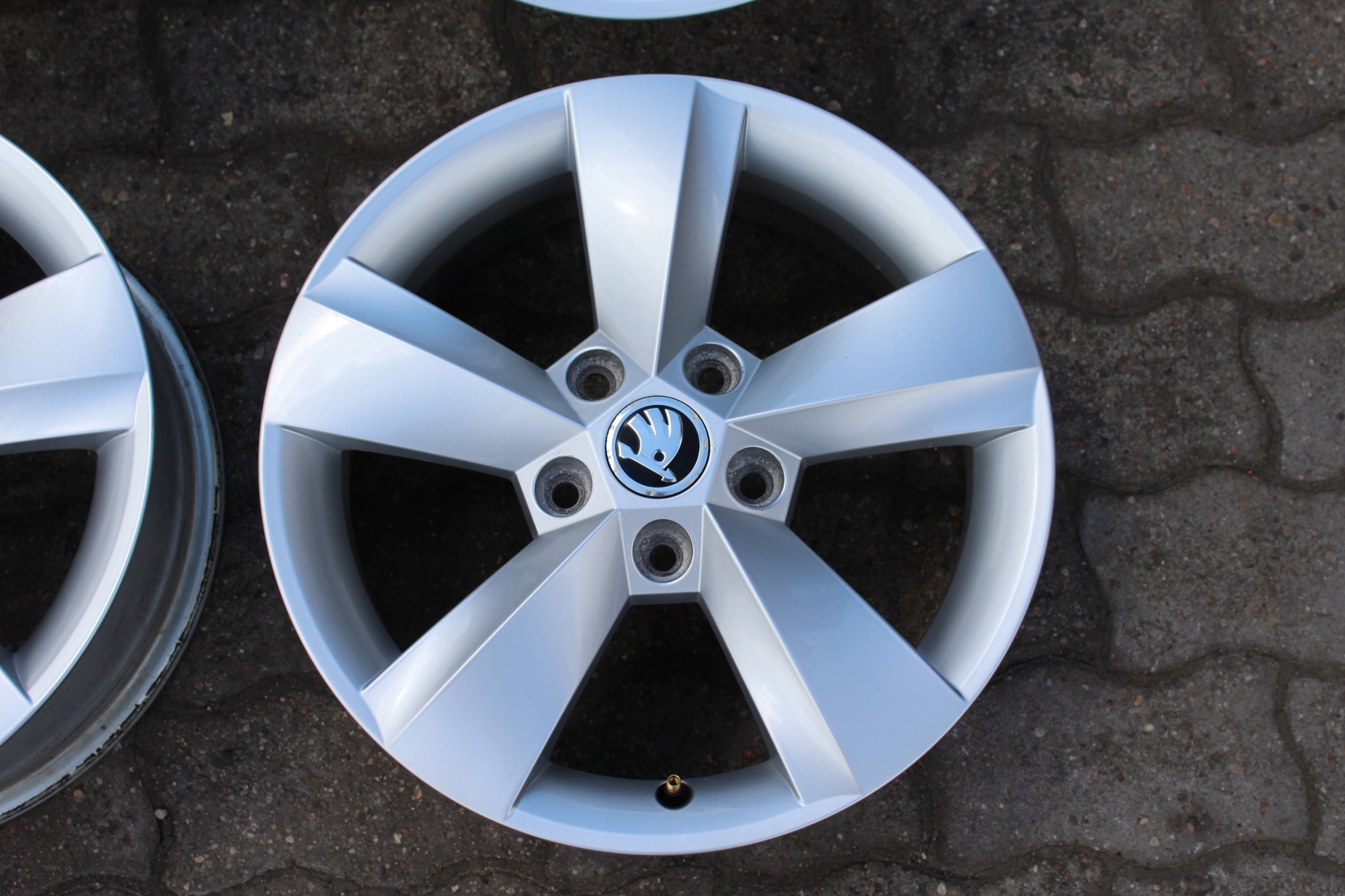 Alu Felge Skoda Octavia Karoq Aluminum rim 16 Zoll 6.0J 5x112 43ET 57a601025