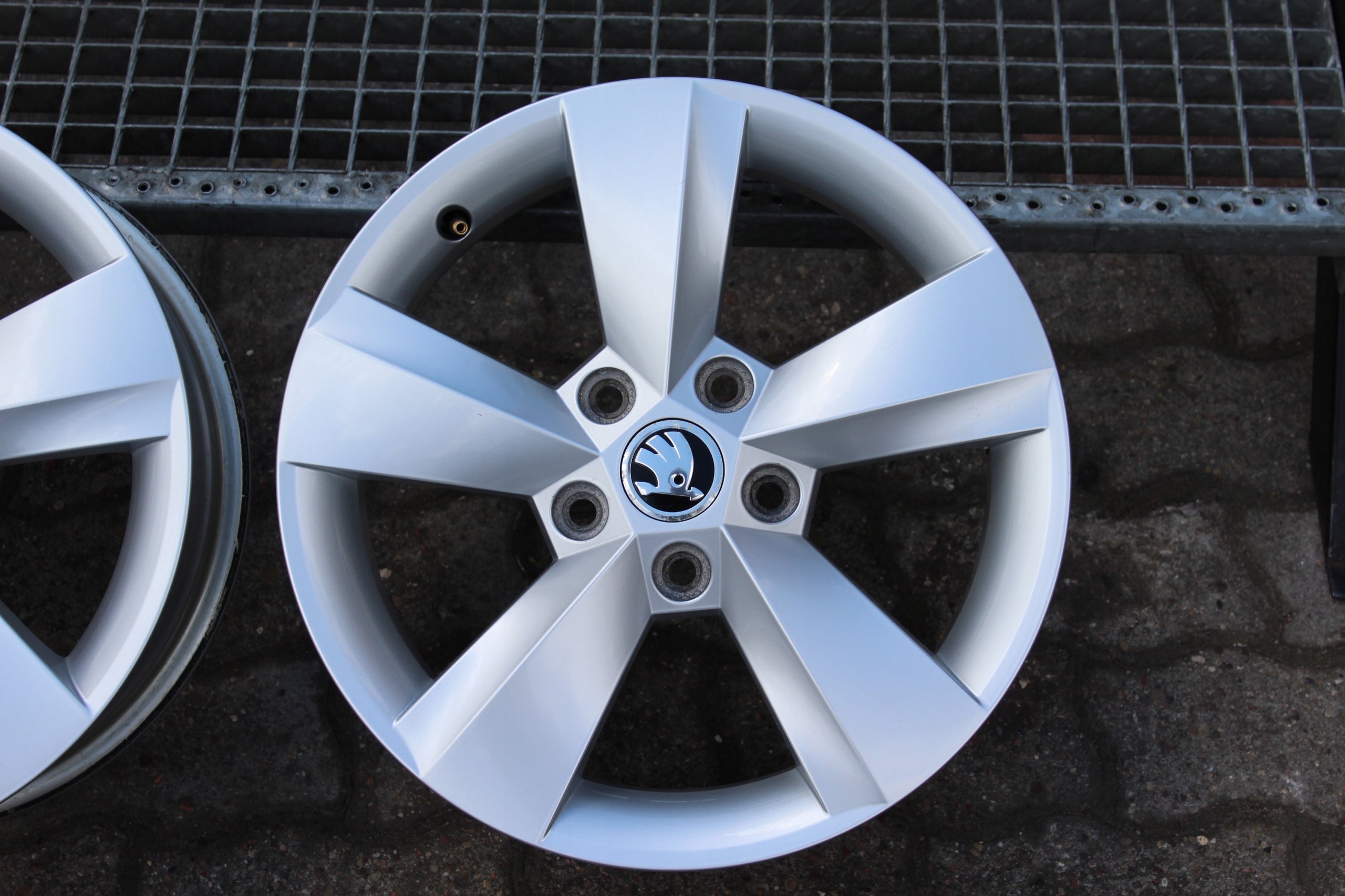 Alu Felge Skoda Octavia Karoq Aluminum rim 16 Zoll 6.0J 5x112 43ET 57a601025