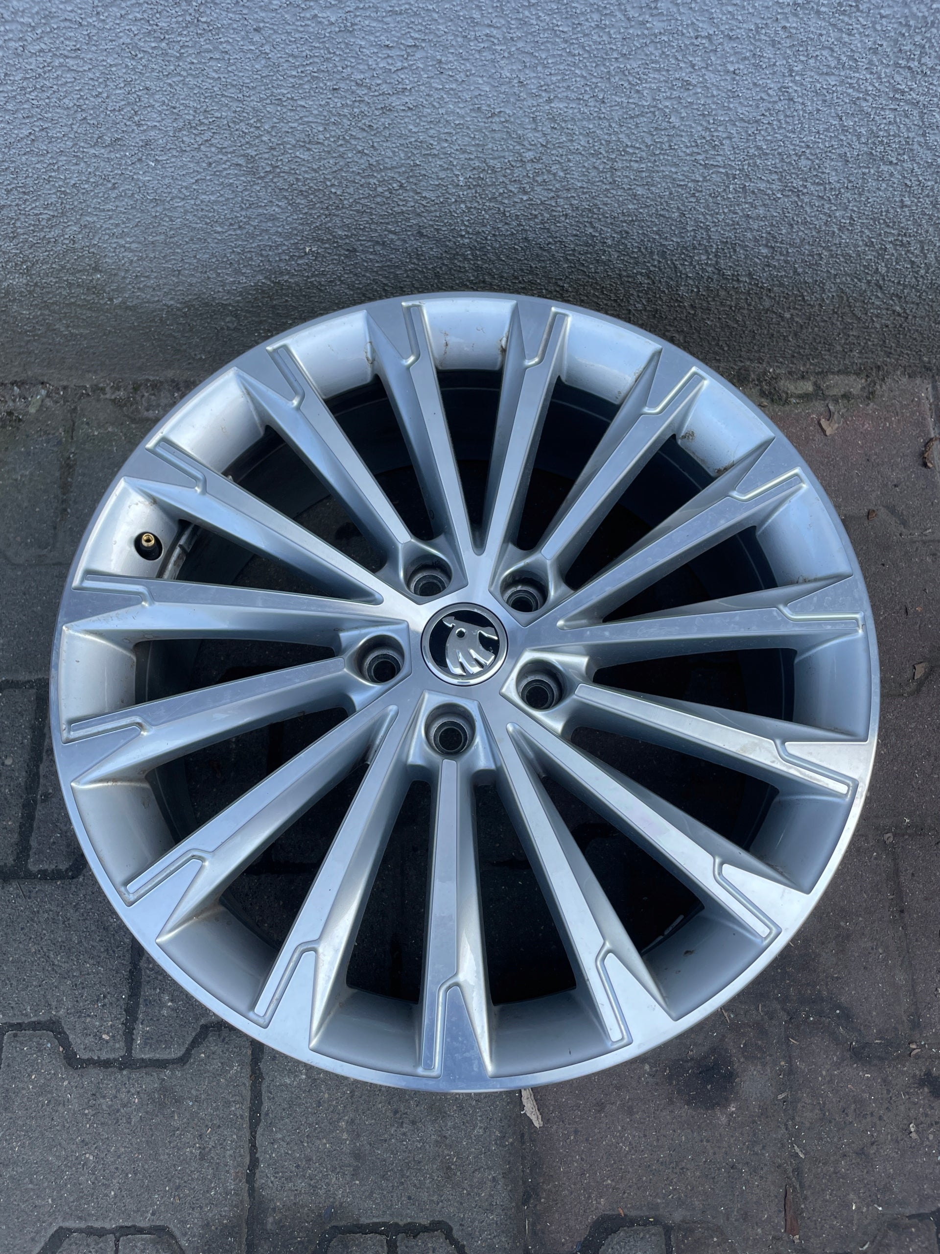 1x Alu Felge Skoda Octavia Aluminum rim 19 Zoll 7.5J 5x112 5E3601025