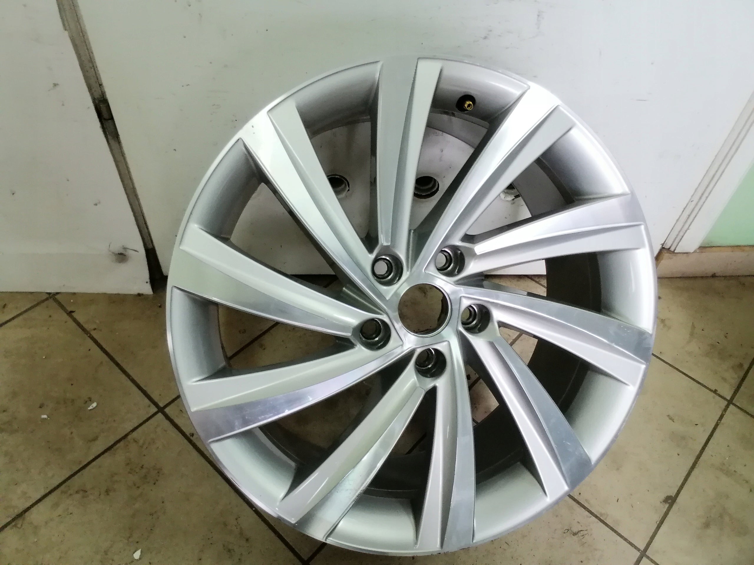 1x Alu Felge Skoda Octavia Aluminum rim 18 Zoll 8.0J 5x112 48ET 5E0601025H