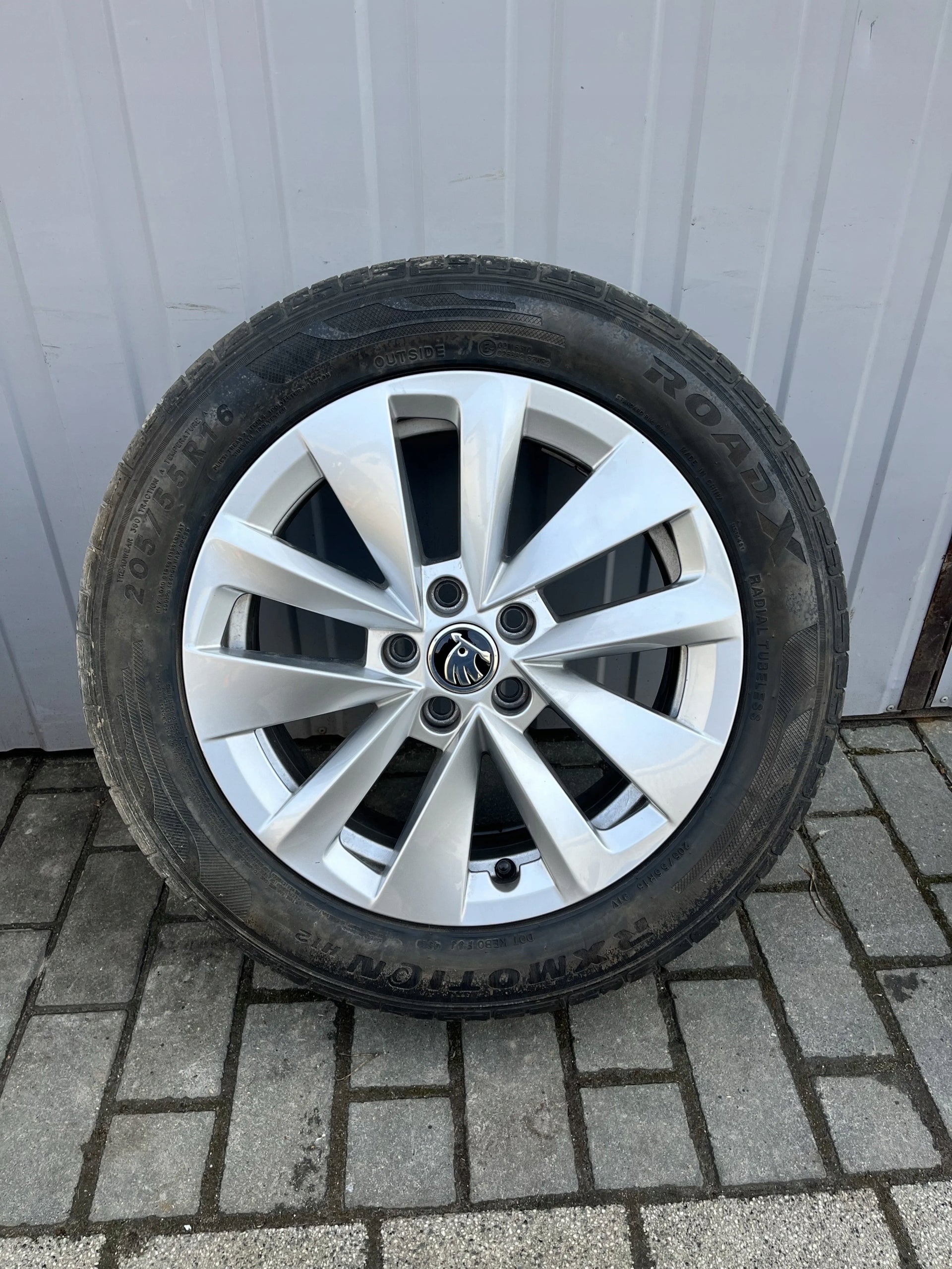 1x Alu Felge Skoda Scala Aluminum rim 16 Zoll 6.0J 5x100 38ET