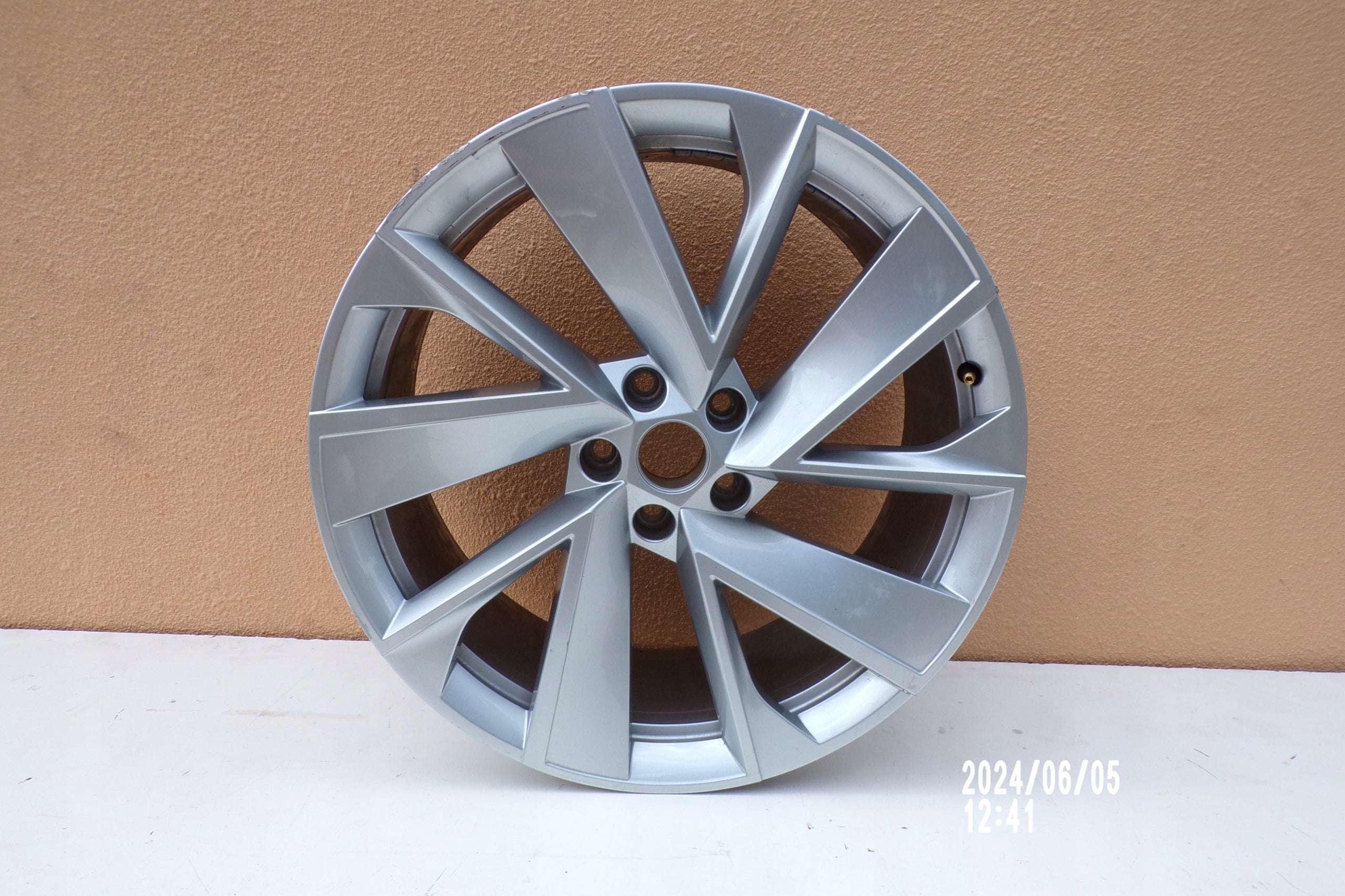 1x Alu Felge Skoda Kamiq Aluminum rim 20 Zoll 9.0J 5x112 42ET 5LA601025T