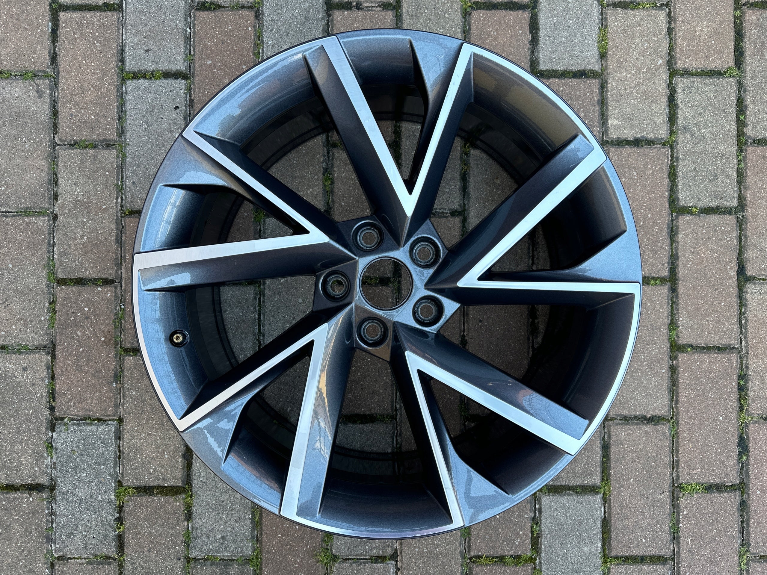 1x Alu Felge Skoda Superb Aluminum rim 19 Zoll 8.0J 5x112 44ET 3V0601025AP