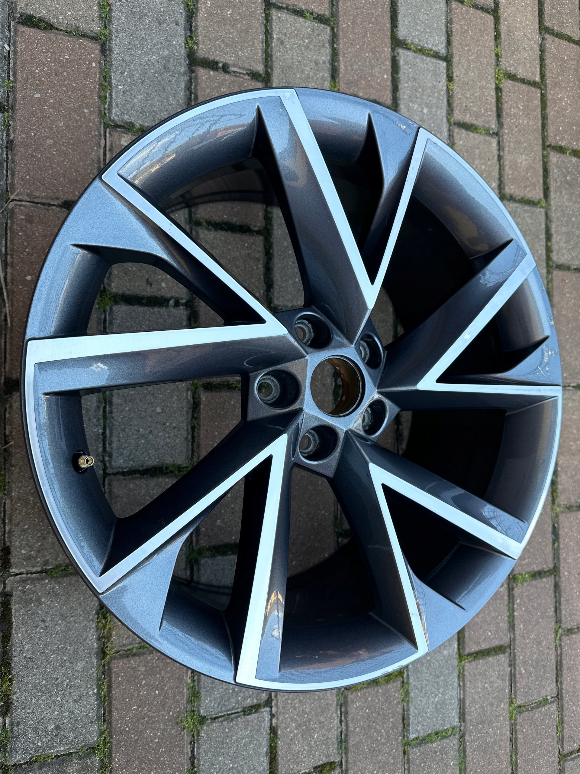 1x Alu Felge Skoda Superb Aluminum rim 19 Zoll 8.0J 5x112 44ET 3V0601025AP