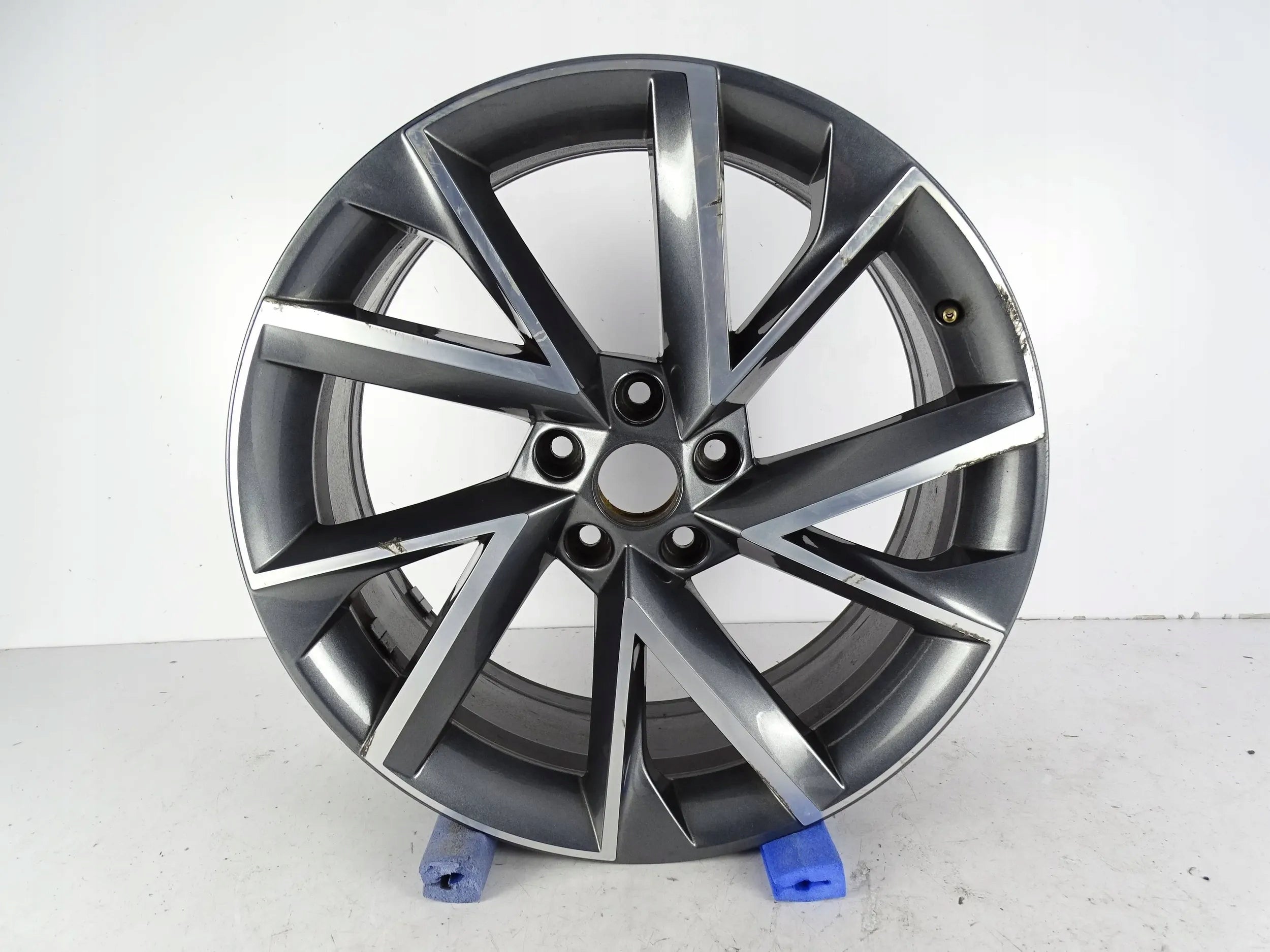 1x Alu Felge Skoda Superb Aluminum rim 19 Zoll 8.0J 5x112 3V0601025AP