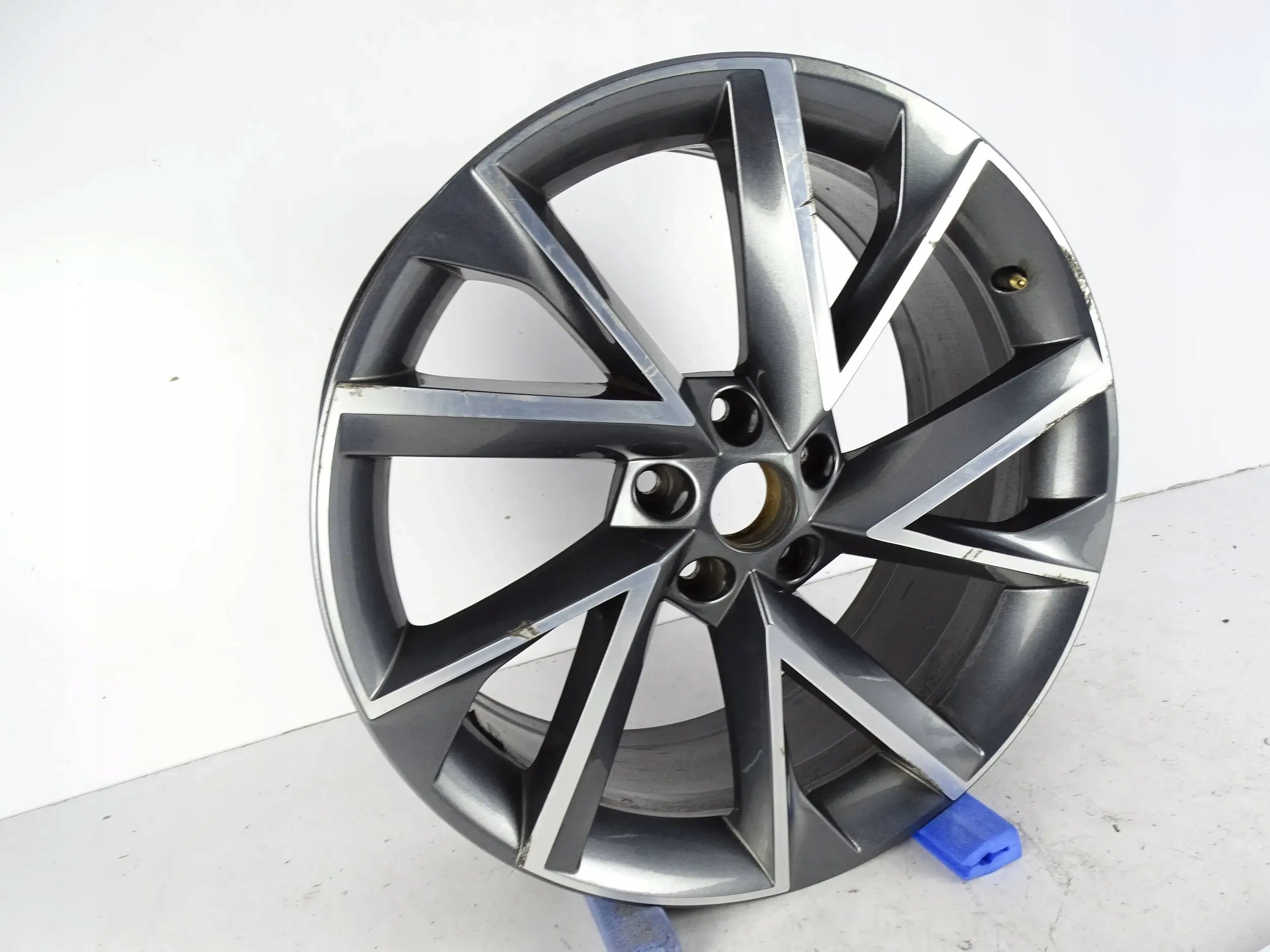 1x Alu Felge Skoda Superb Aluminum rim 19 Zoll 8.0J 5x112 3V0601025AP