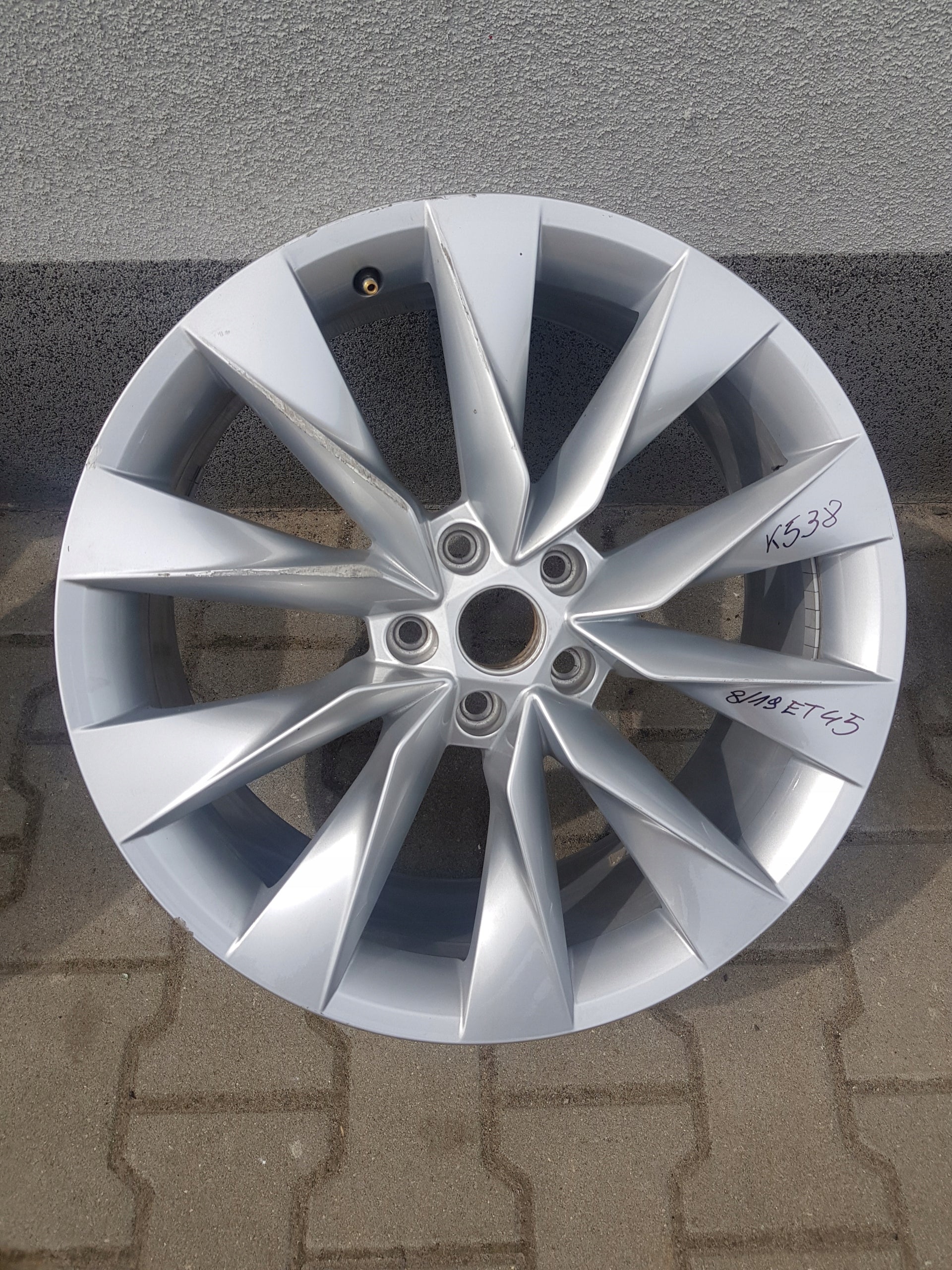 1x Alu Felge Skoda Superb Aluminum rim 19 Zoll 8.0J 5x112 5LA601025