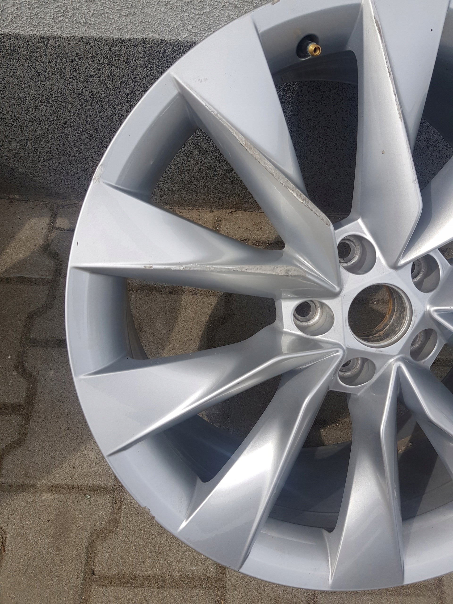 1x Alu Felge Skoda Superb Aluminum rim 19 Zoll 8.0J 5x112 5LA601025