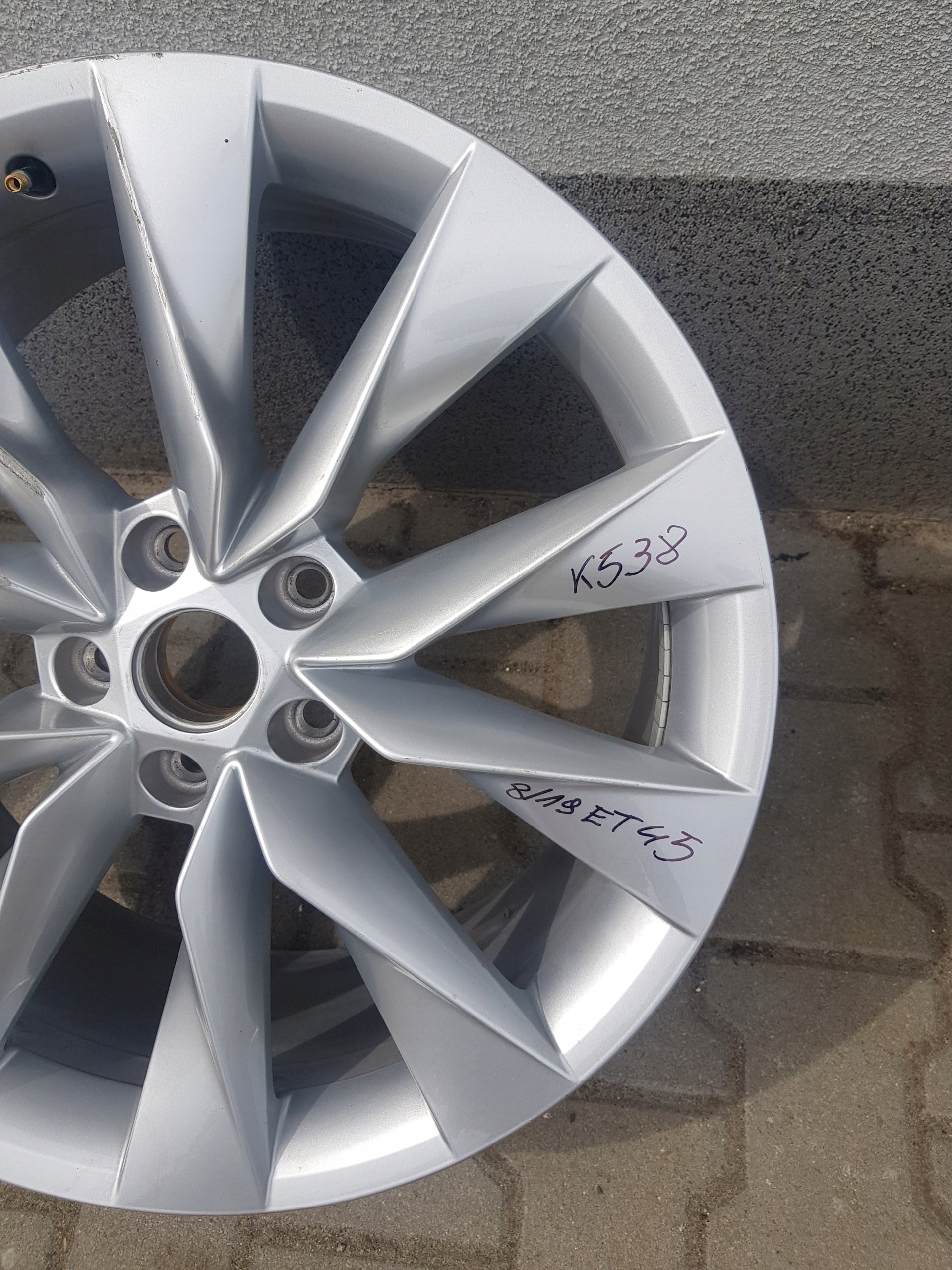 1x Alu Felge Skoda Superb Aluminum rim 19 Zoll 8.0J 5x112 5LA601025