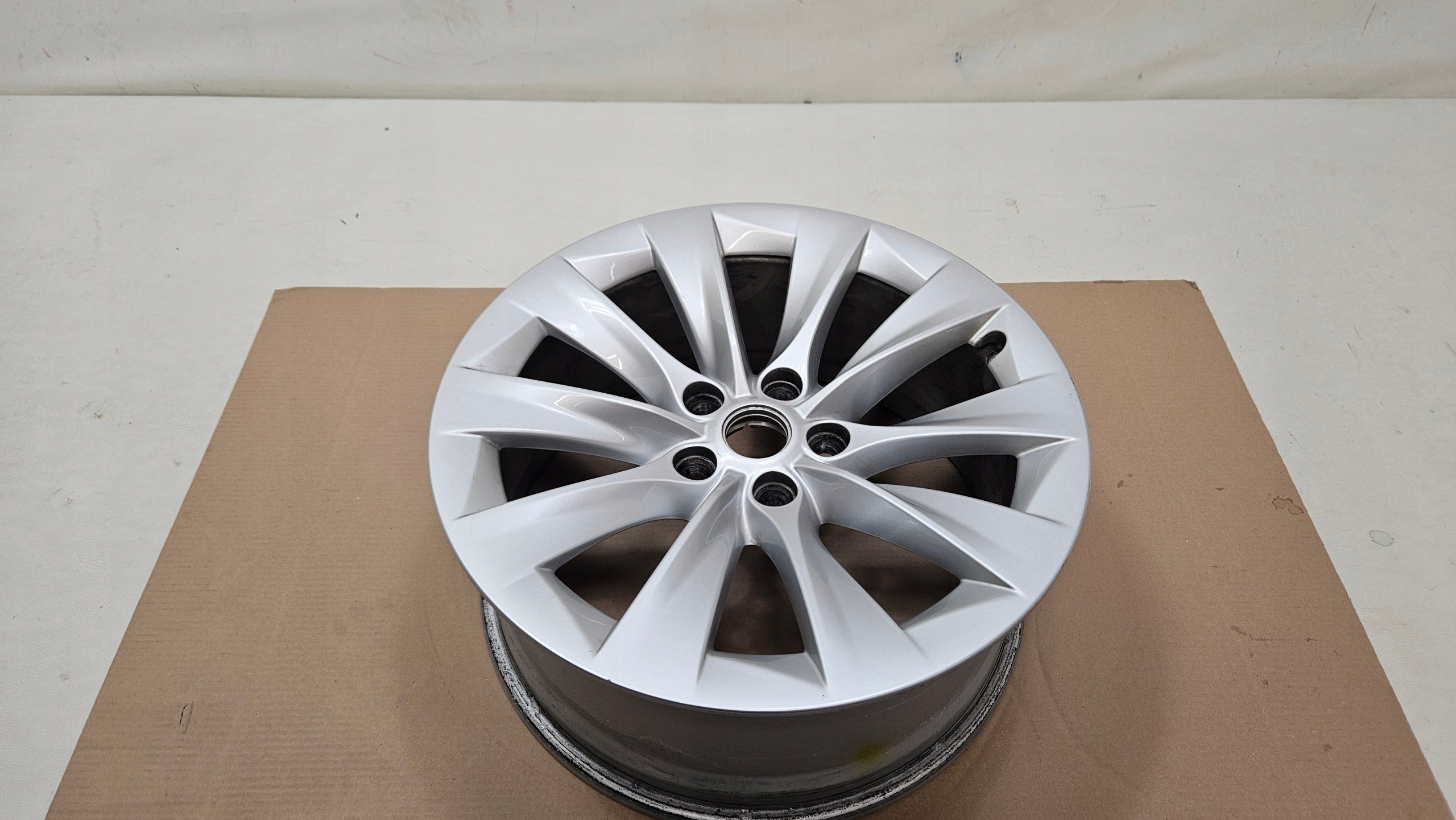 1x Alu Felge Tesla Roadster Aluminum rim 19 Zoll 8.0J 5x114.3 105933700B