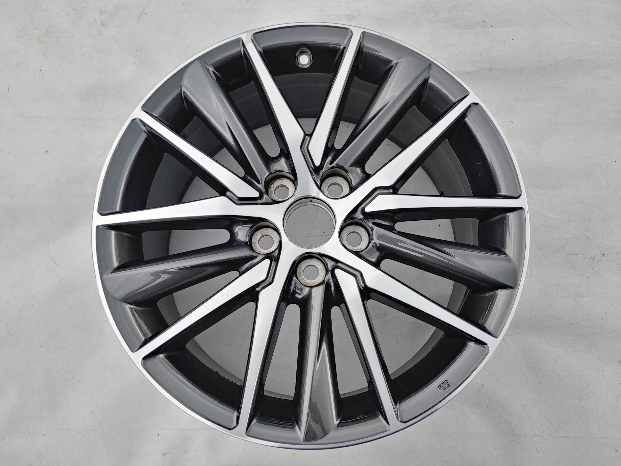 1x Alu Felge Toyota Camry Aluminum rim 18 Zoll 8.0J 5x114.3 50ET