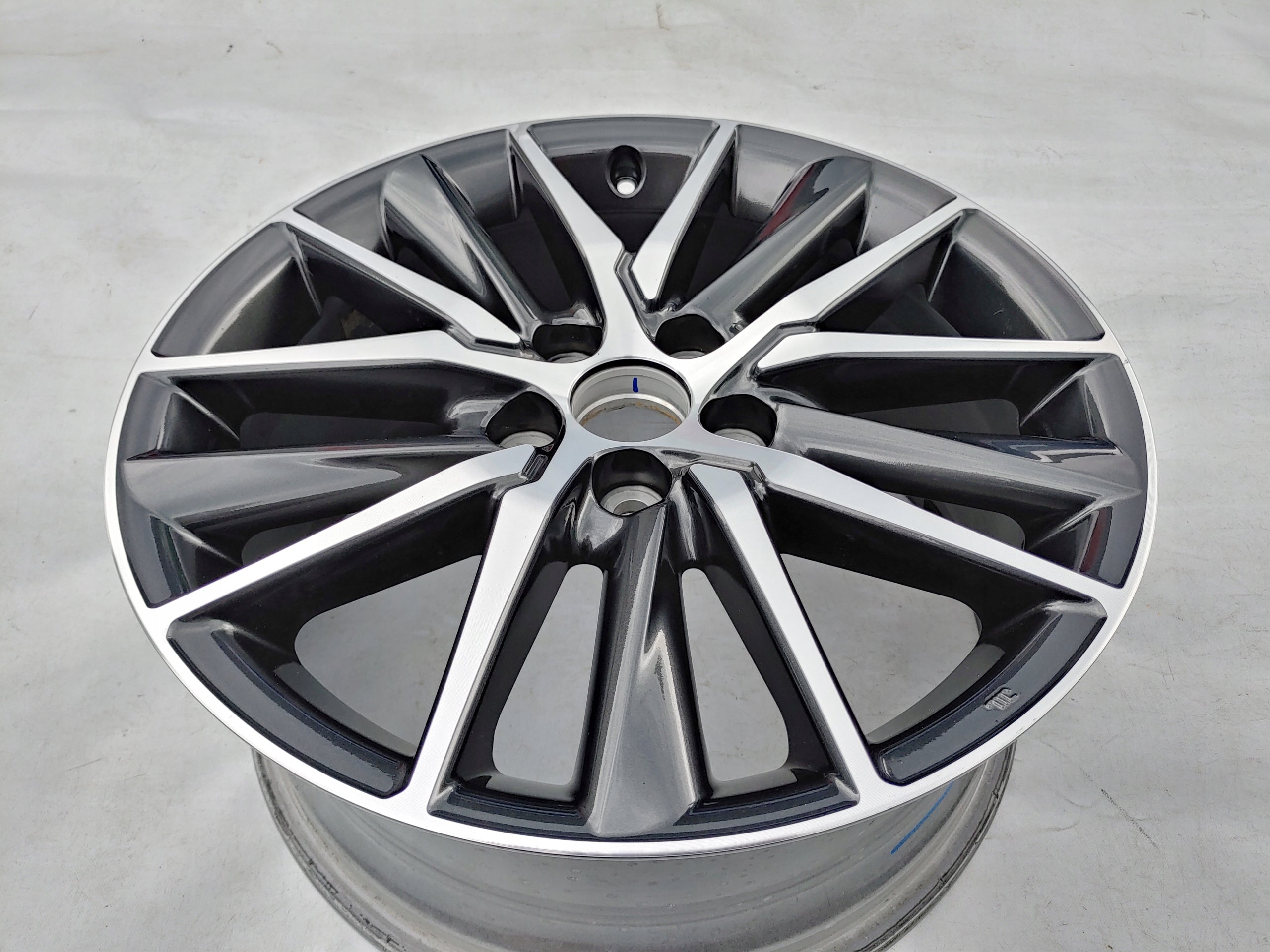 1x Alu Felge Toyota Camry Aluminum rim 18 Zoll 8.0J 5x114.3 50ET