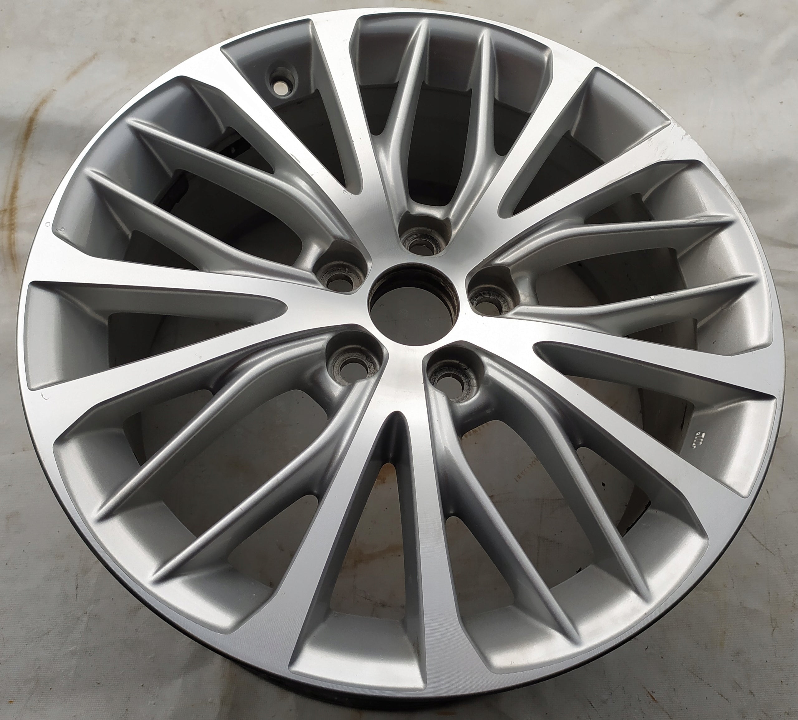 1x Alu Felge Toyota Camry Aluminum rim 18 Zoll 8.0J 5x114.3 50ET 4261133C80