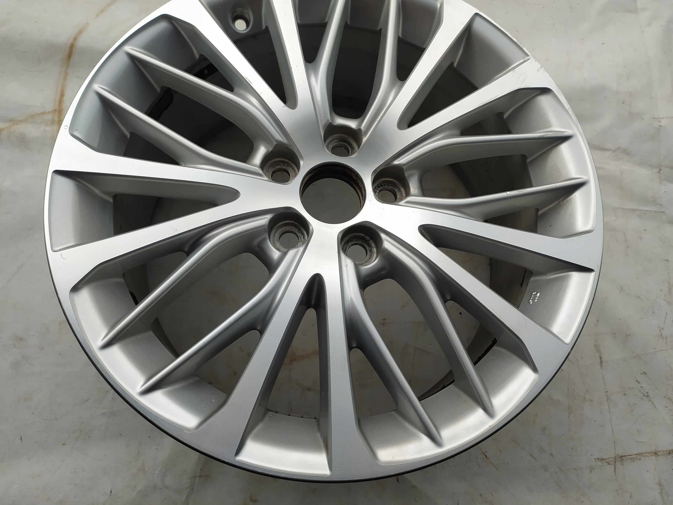 1x Alu Felge Toyota Camry Aluminum rim 18 Zoll 8.0J 5x114.3 50ET 4261133C80