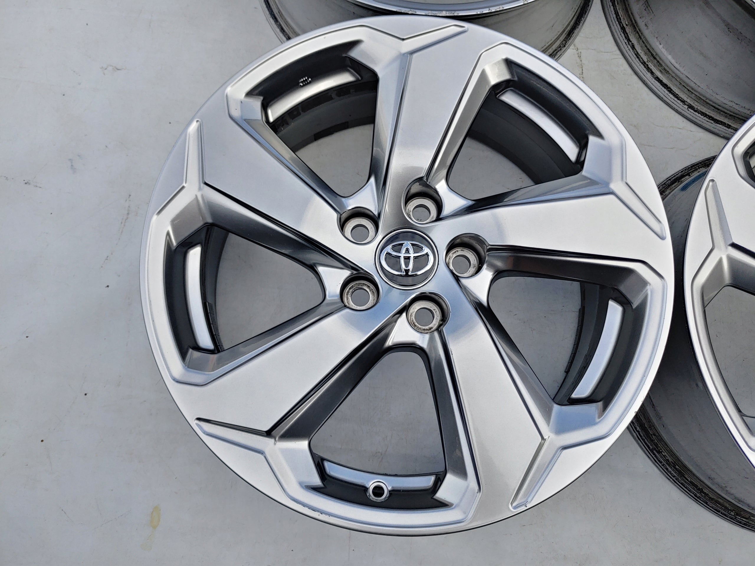 Alu Felge Toyota Corolla Corolla Cross Aluminum rim 18 Zoll 7.0J 5x114 35ET