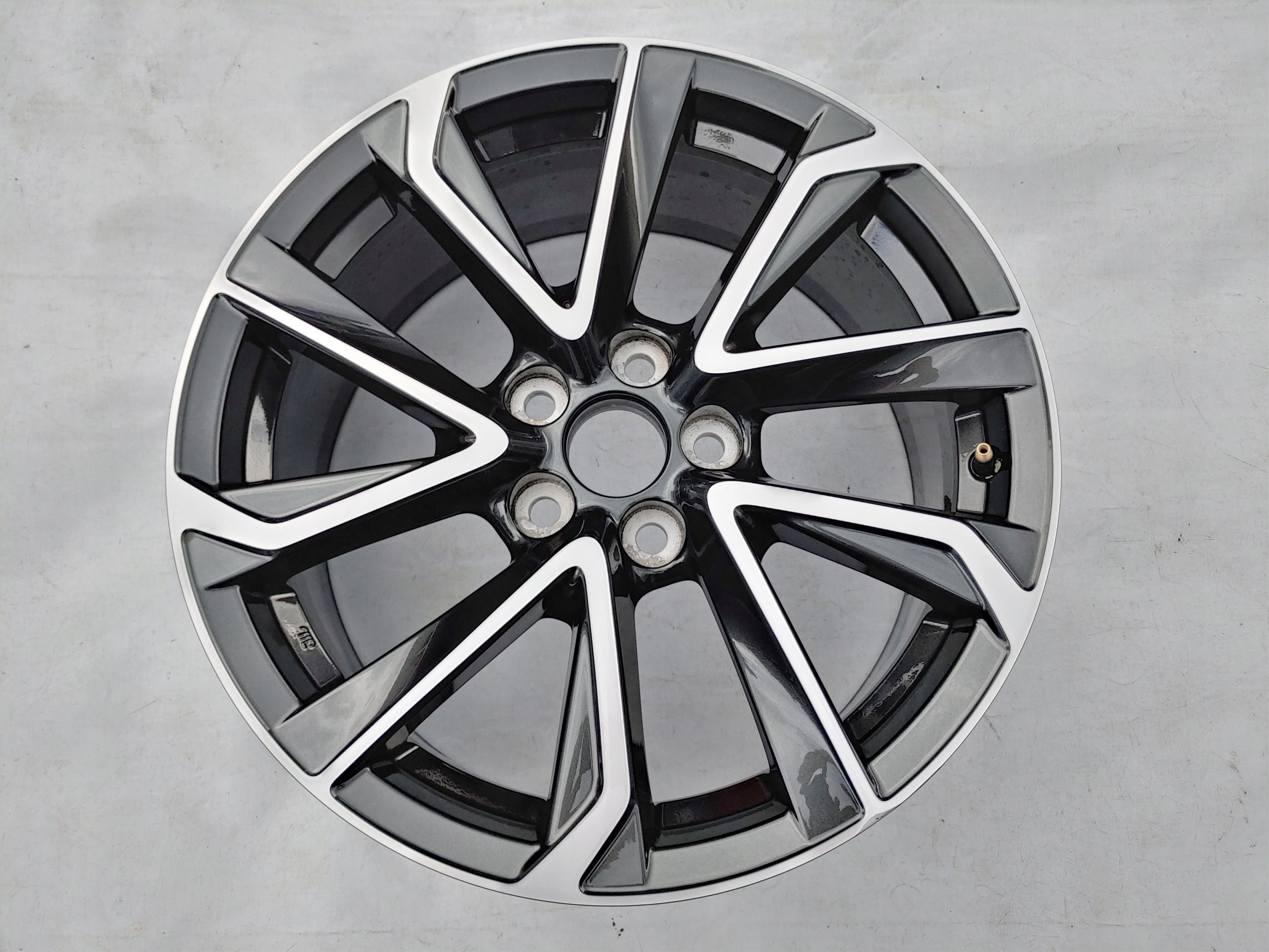 1x Alu Felge Toyota Corolla Aluminum rim 18 Zoll 8.0J 5x114.3 40ET